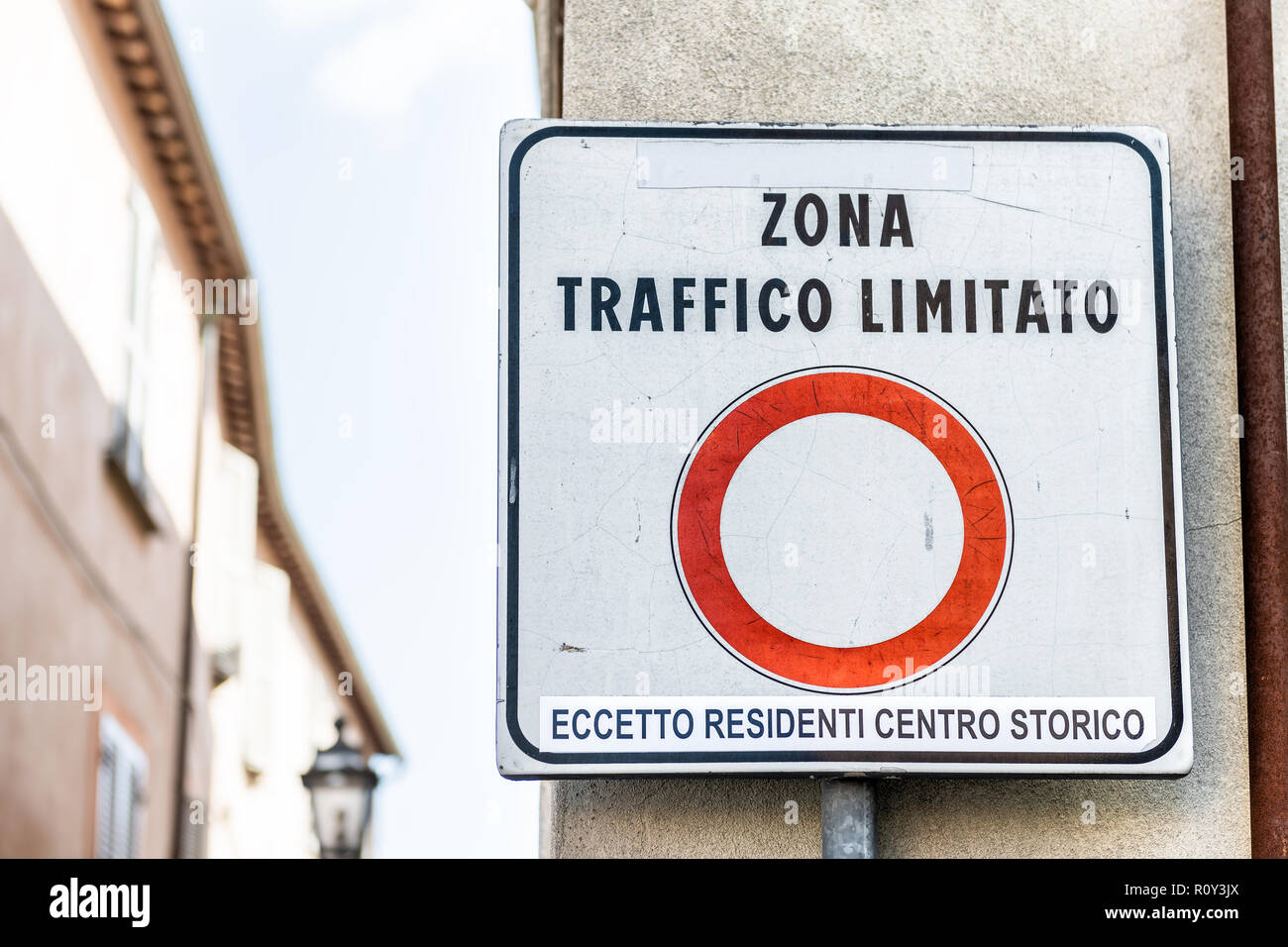 Zona Traffico Limitato, zone de circulation limitée s'identifier peu, petite ville italienne historique pour voitures restreignant, centre historique d'Orvieto, Italie Banque D'Images