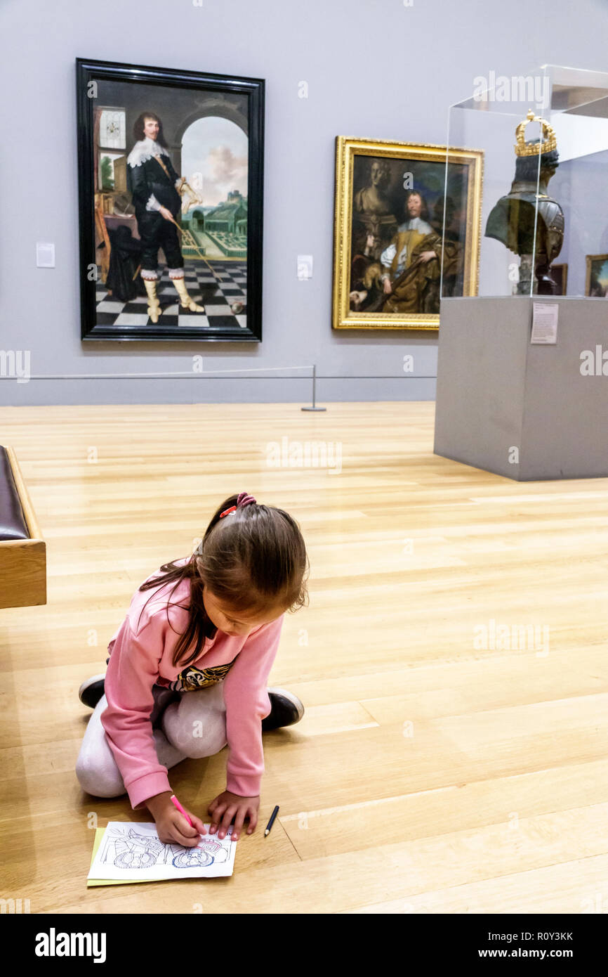 Londres Angleterre, Royaume-Uni Westminster Millbank Tate Britain musée d'art à l'intérieur, galerie peintures fille fille fille enfant dessin enfant assis sur le sol, Banque D'Images