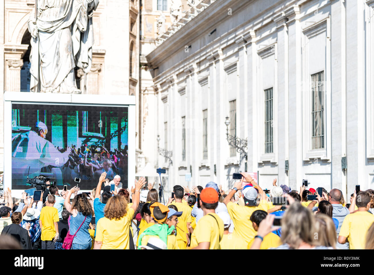État de la Cité du Vatican - 5 septembre 2018 : Le Pape François équitation, déménagement sur voiture papale, papamobile, à l'audience générale avec foule, gens des signes avec la main, le gre Banque D'Images