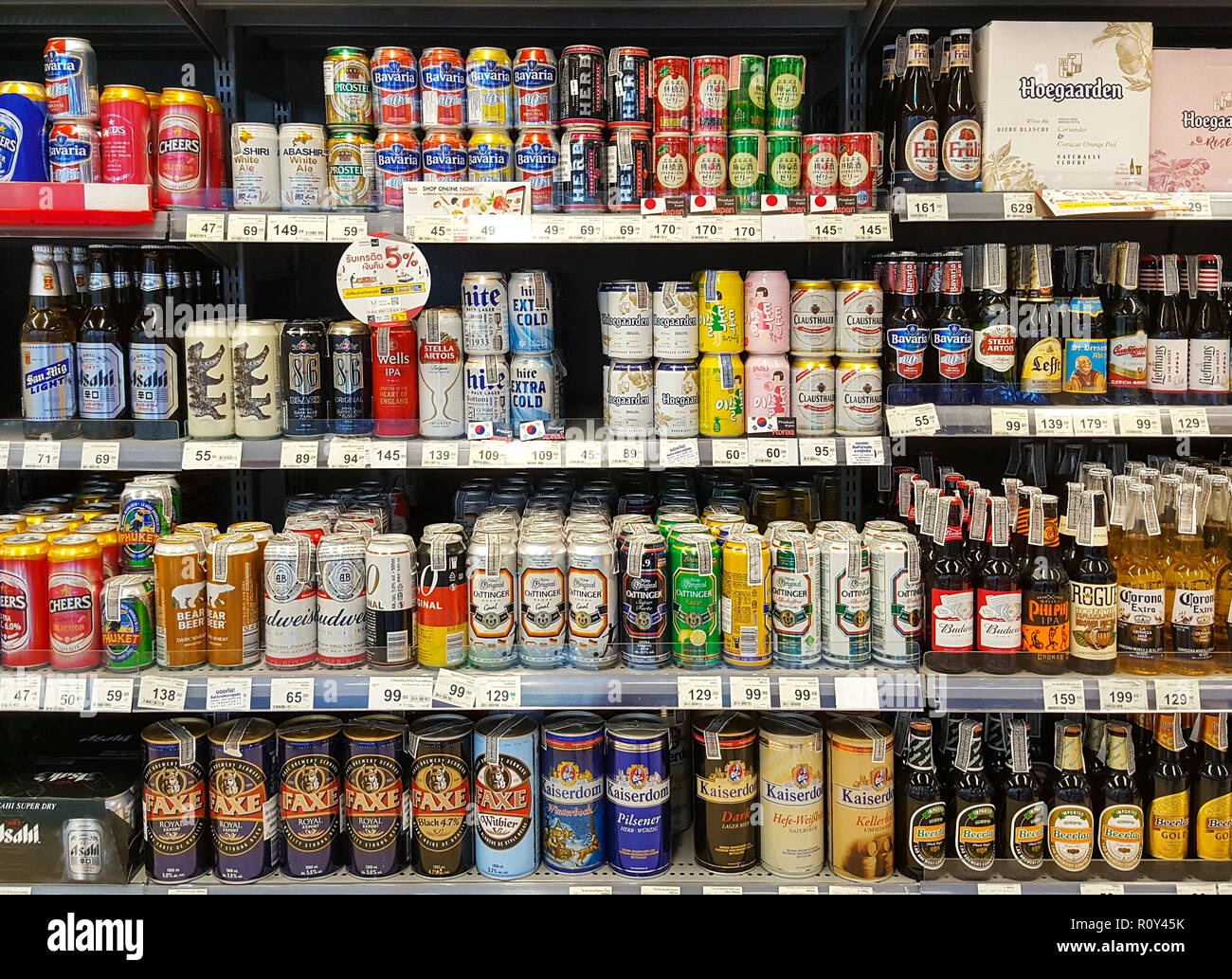 BANGKOK THAILANDE - le 27 octobre : Bière rack beaucoup de marques sur le stand de supermarché. Diverses bouteilles et boîtes de la Thaïlande et de bières internationales Banque D'Images