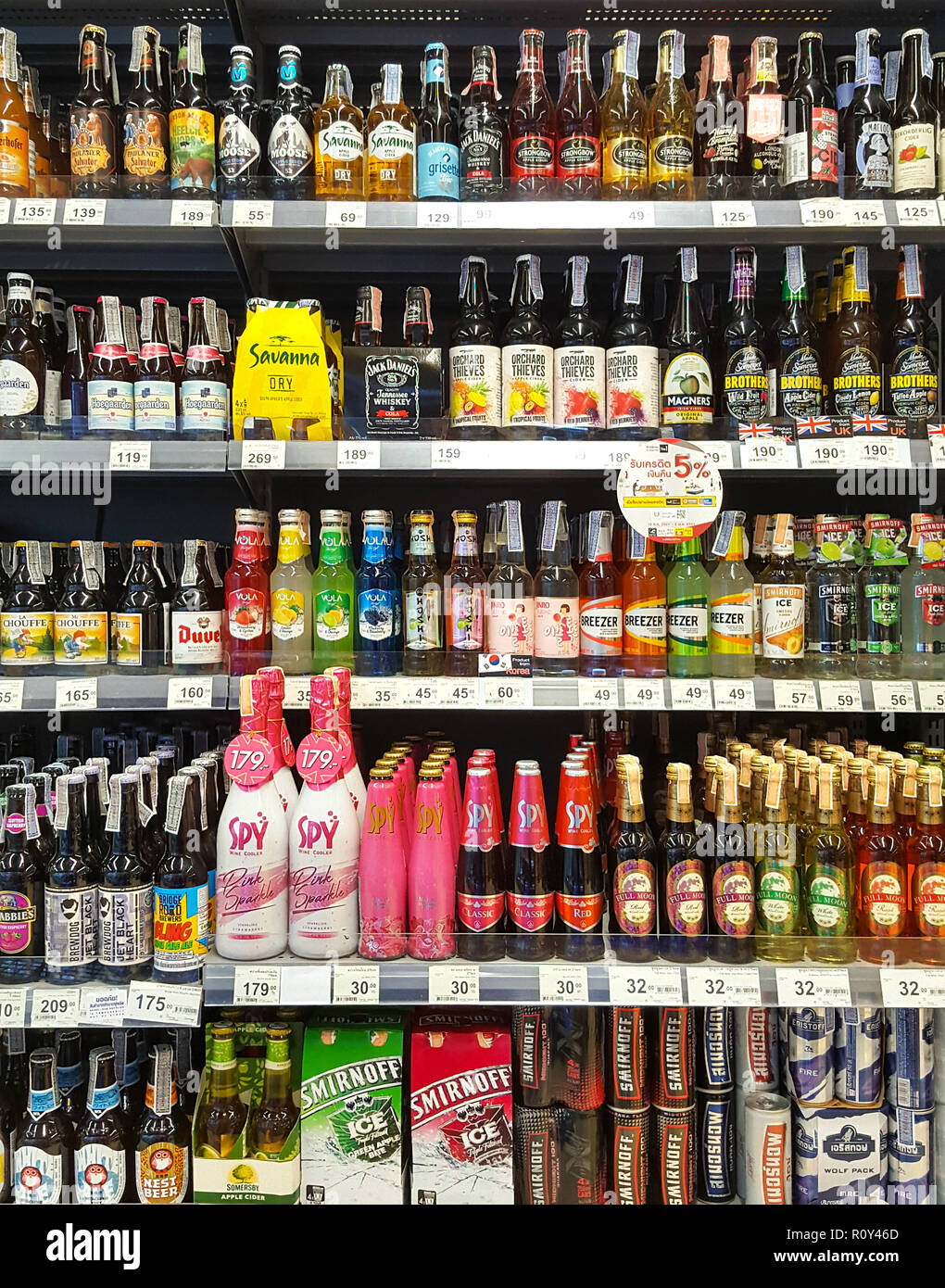 BANGKOK THAILANDE - le 27 octobre : Bière rack beaucoup de marques sur le stand de supermarché. Diverses bouteilles et boîtes de la Thaïlande et de bières internationales Banque D'Images