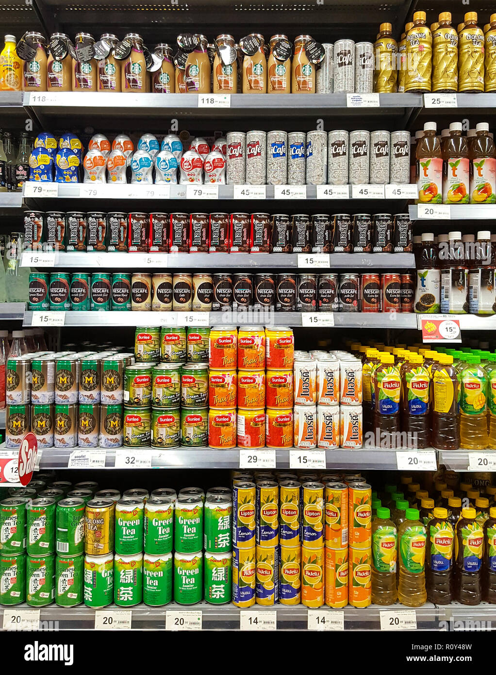 BANGKOK THAILANDE - 27 OCTOBRE : diverses bouteilles et canettes de boissons Café, thé vert empilés sur des étagères de supermarché sur stand. Le 27 octobre 2018 en Banque D'Images