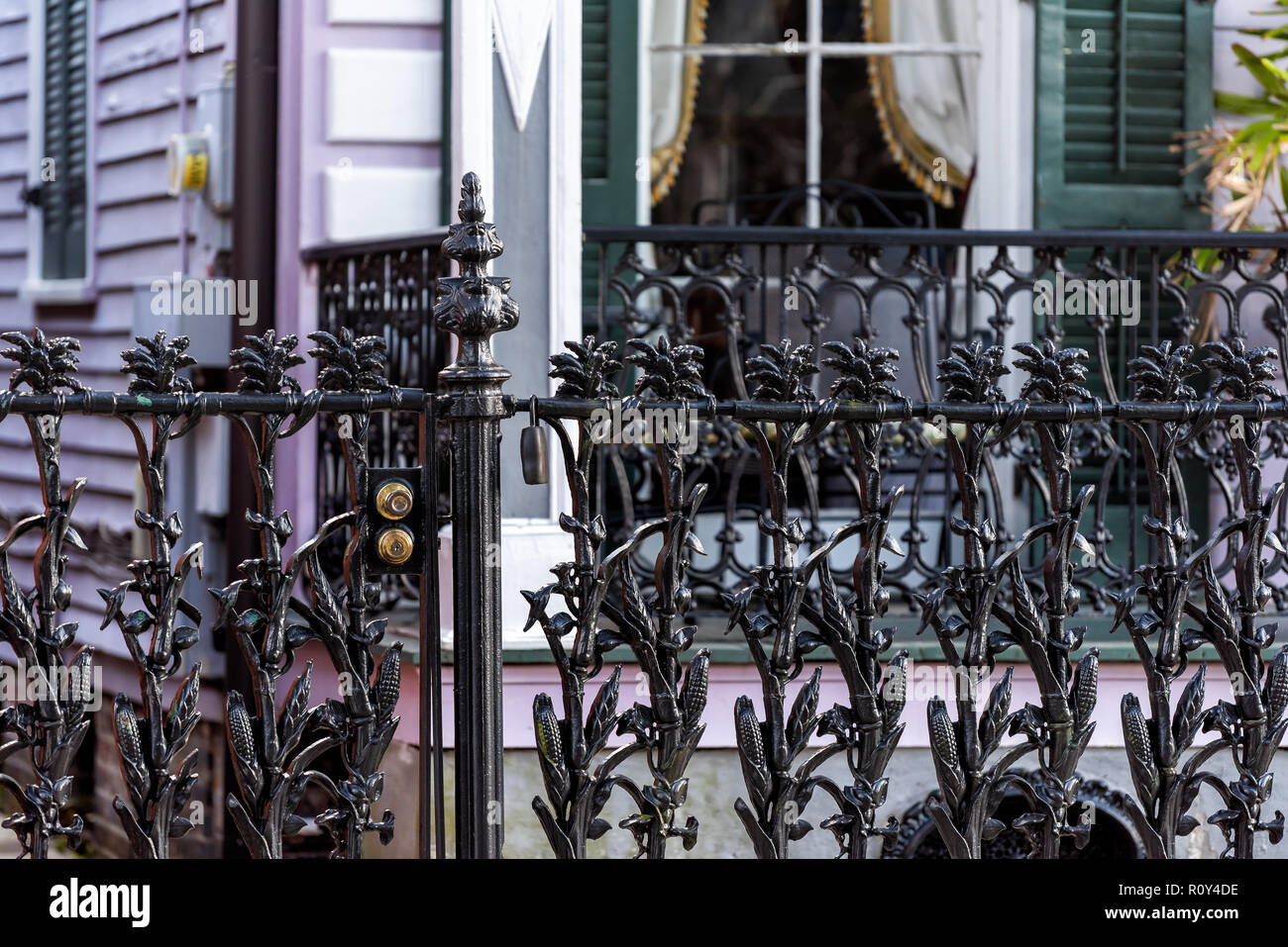 Gros plan du vintage pour clôture chambre design noir de tiges de maïs à la maison de la Nouvelle Orléans, porte fermée Banque D'Images