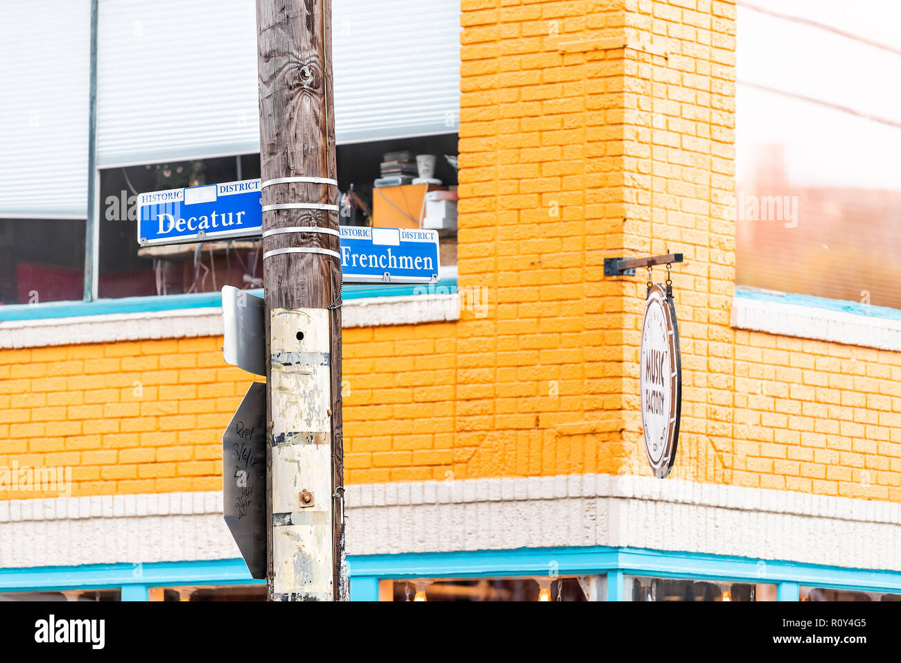 New Orleans, USA - 22 Avril 2018 : français, Decatur Street intersection signer en Louisiane ville, ville, bâtiment coloré bleu et jaune, personne, Mar Banque D'Images