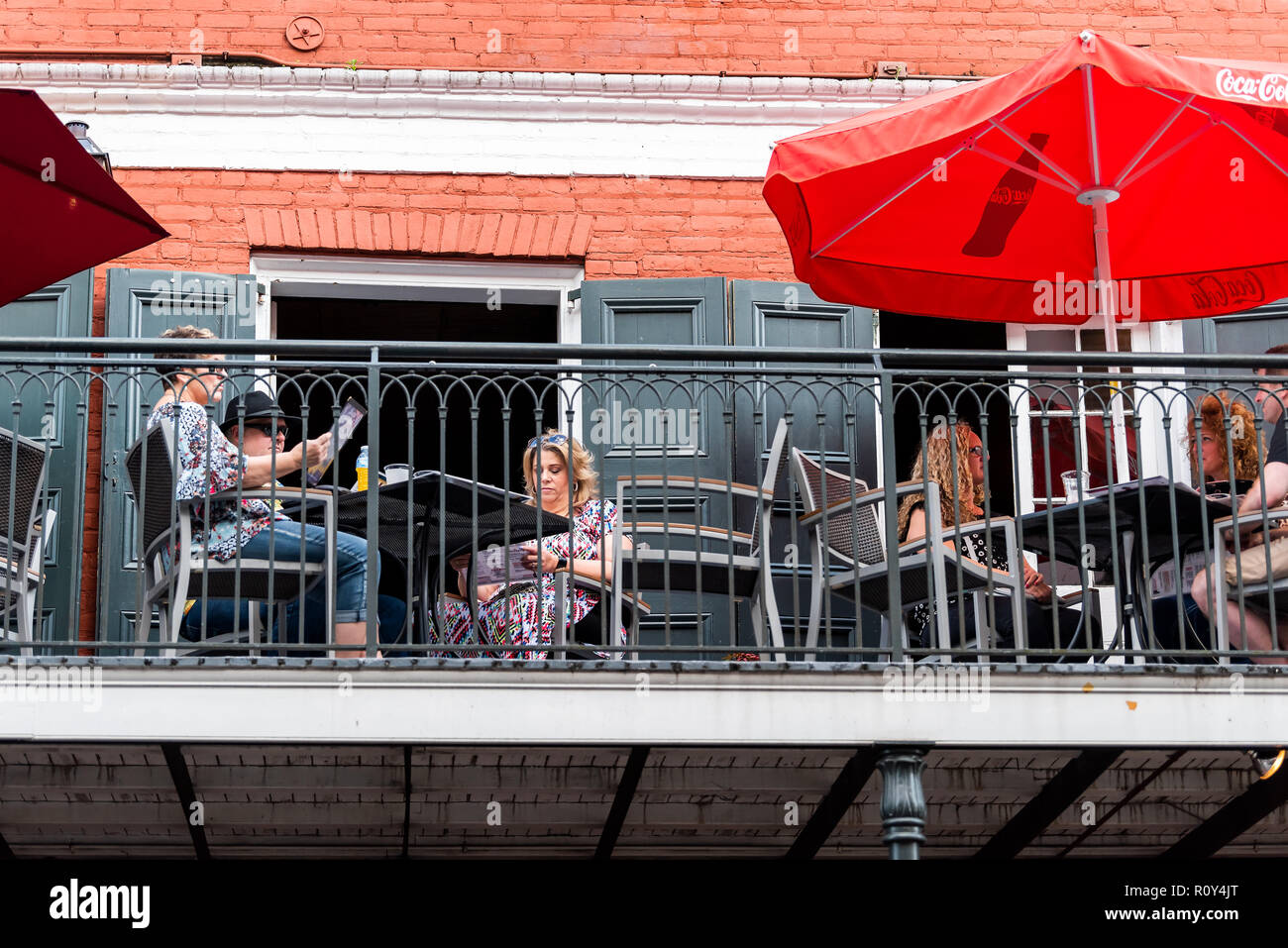 New Orleans, USA - 22 Avril 2018 : vieille ville Bourbon Decatur Street en Louisiane ville, ville, balcon en fonte, les gens assis dans le restaurant o Banque D'Images