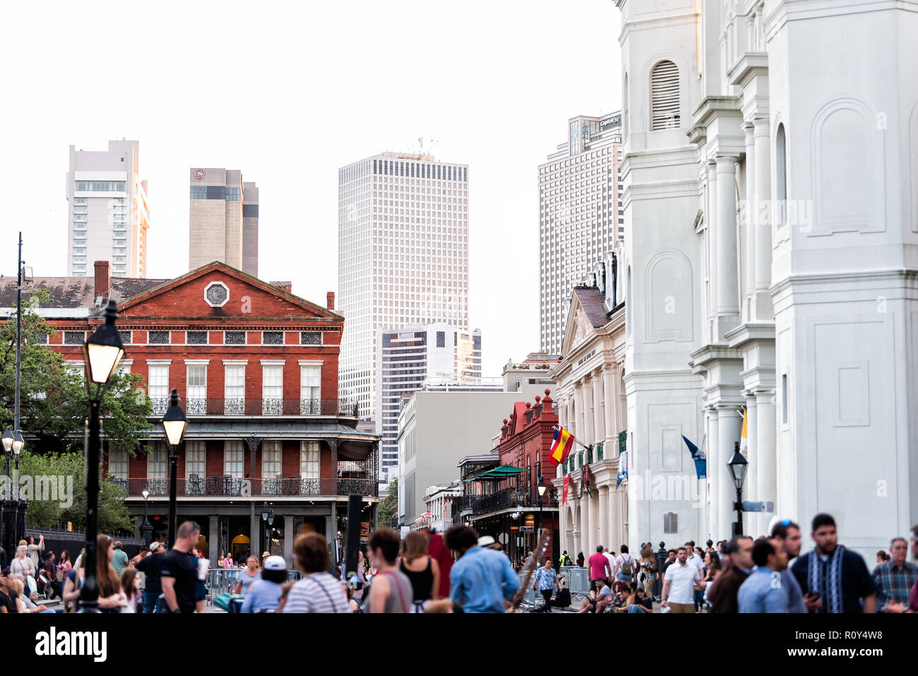 New Orleans, USA - 22 Avril 2018 : le centre-ville de la vieille ville de Chartres street en Louisiane célèbre ville, ville, beaucoup de gens foule sur Jackson Square, city Banque D'Images