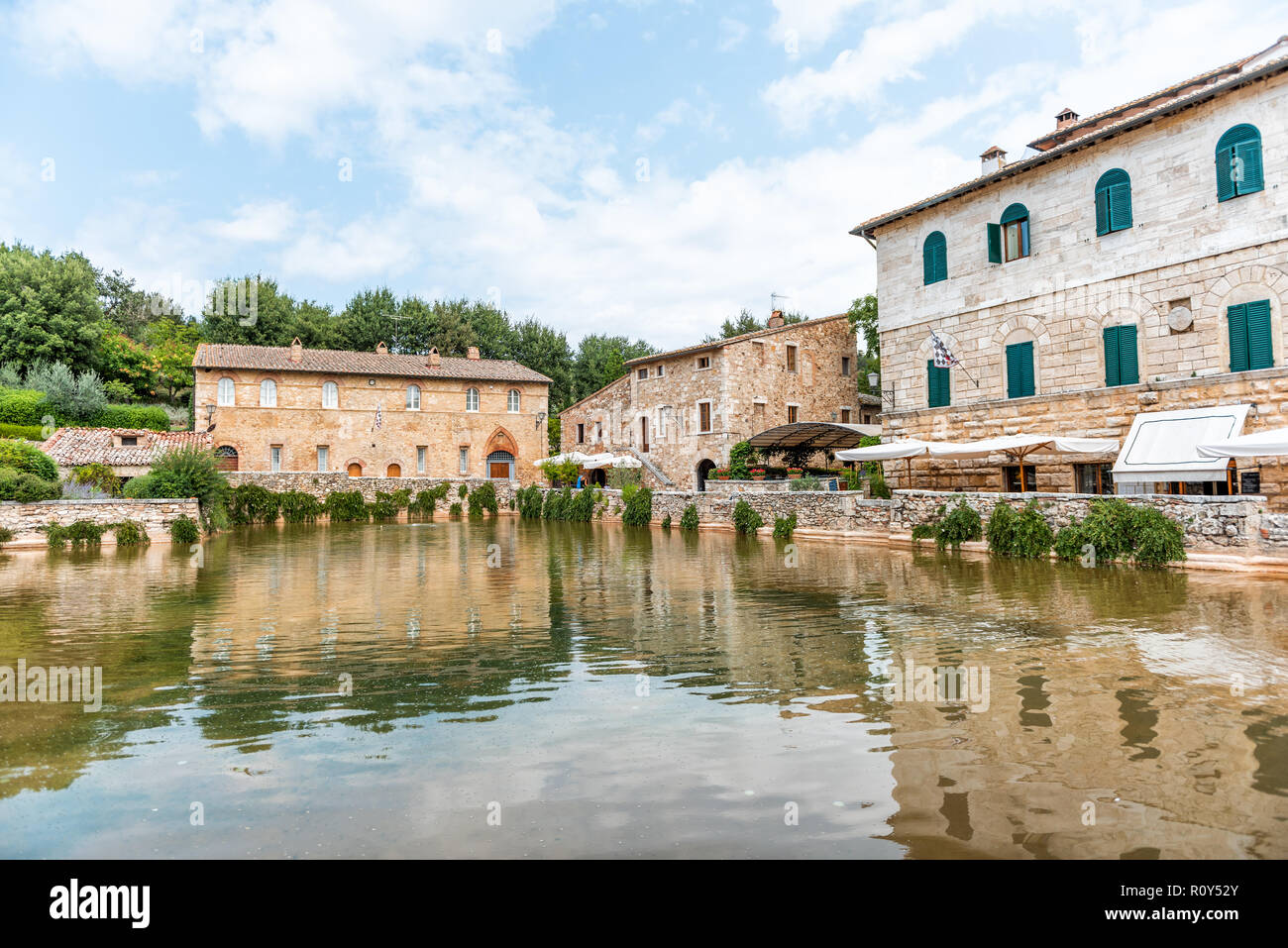 Ville médiévale de Bagno Vignoni, San Quirico d'Orcia, Val d'Orcia, Toscane, Italie avec des sources chaudes ruines, bâtiments historiques, de l'eau reflet piscine Banque D'Images