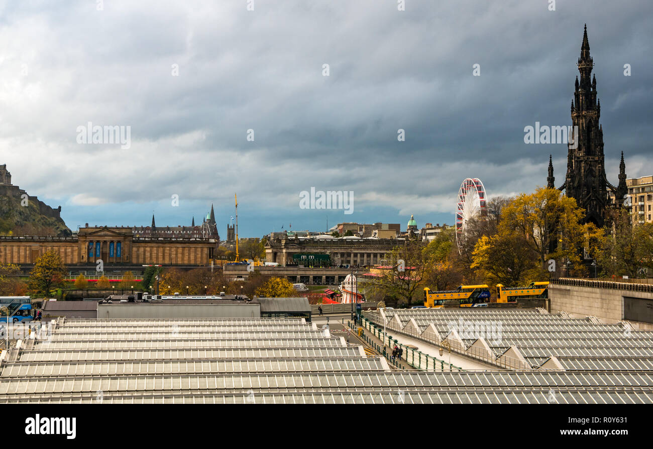 Edinburgh, Ecosse, Royaume-Uni, 7 novembre 2018. Météo France : nuages sombres se rassemblent sur le centre-ville avec le Scott Monument et toit en verre de la gare de Waverley. La grande roue de Noël est dans les jardins de Princes Street Banque D'Images
