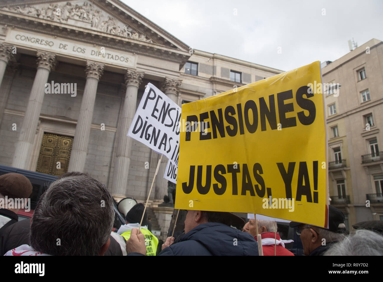 Madrid, Espagne. Nov 7, 2018. Les gens vu que l'étiquette holding offres juste en face des pensions du Congrès des députés.Des centaines de manifestants dans leur majorité des pensionnés et retraités manifestation devant le Congrès des Députés à Madrid (Espagne) pour une retraite décente et de la demande pour faire de la retraite en fonction du crédit de l'IPC : Lito Lizana SOPA/Images/ZUMA/Alamy Fil Live News Banque D'Images
