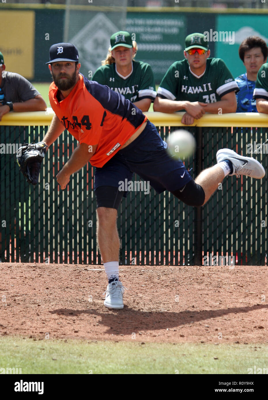 4 novembre 2018 - Detroit Tigers Daniel Morris au cours d'une séance d'entraînement à réchauffer les Murakami Stadium sur le campus de l'Université de Hawaï à Manoa à Honolulu, HI - Michael Sullivan/CSM Banque D'Images