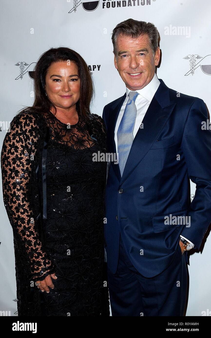 New York, NY, USA. Nov 7, 2018. Keely Shaye Smith, Pierce Brosnan aux arrivées pour la chimiothérapie Foundation 2018 Gala de l'innovation, salon de thé russe, New York, NY Le 7 novembre 2018. Crédit : Steve Mack/Everett Collection/Alamy Live News Banque D'Images