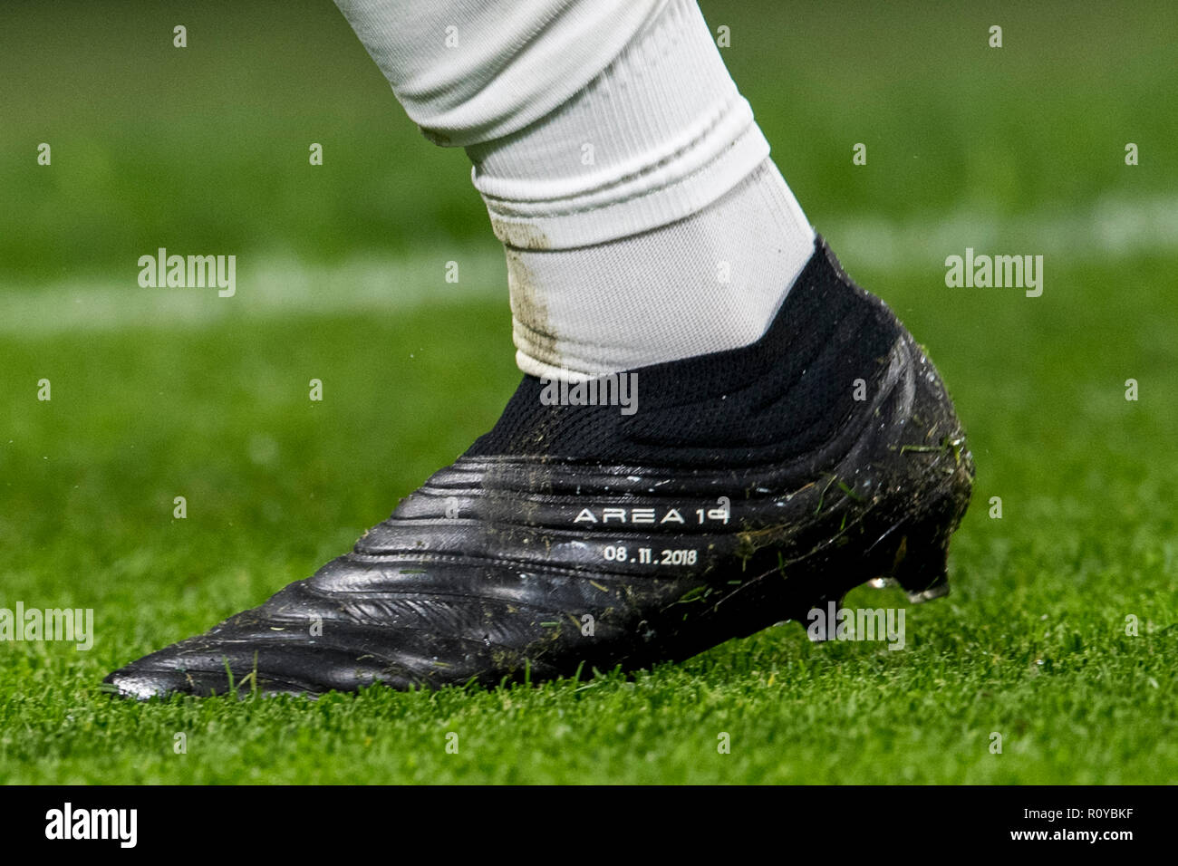 Turin, Italie. 7Th Nov 2018. Exequiel Paulo Dybala (Juventus) chaussures  pendant la Ligue des Champions UEFA ' ' phase Groupe H, match entre la  Juventus 1-2 Manchester Utd à Allianz Stadium sur