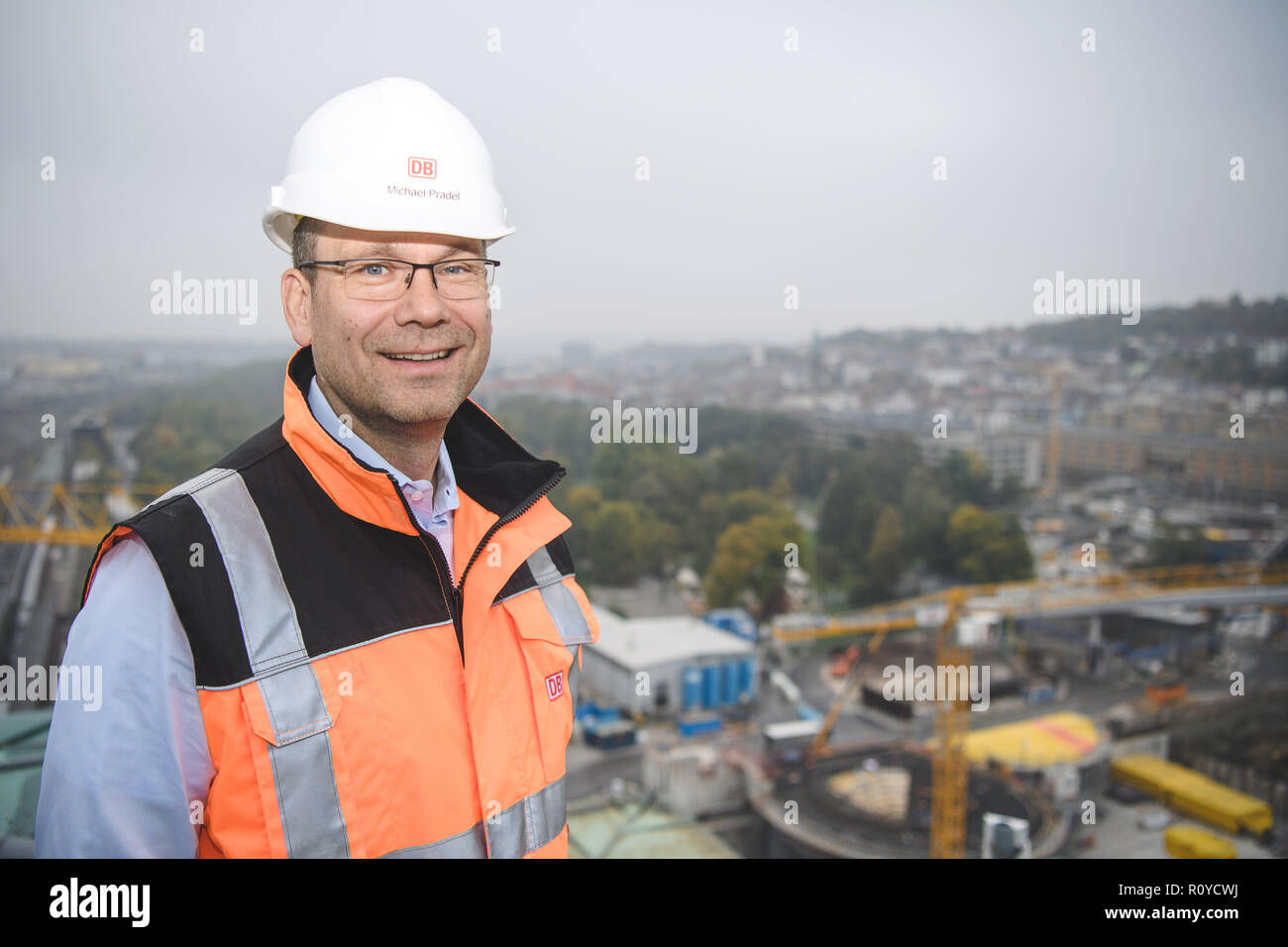 Stuttgart, Allemagne. 07Th Nov, 2018. Michael Pradel, chef de section du projet ferroviaire Stuttgart 21 pour le franchissement de la vallée avec la station principale, se dresse sur la tour de la gare principale. (À propos de dpa-Story : 'Großbaustelle Stuttgart 21' à partir de 08.11.2018) Crédit : Sebastian Gollnow/dpa/Alamy Live News Banque D'Images