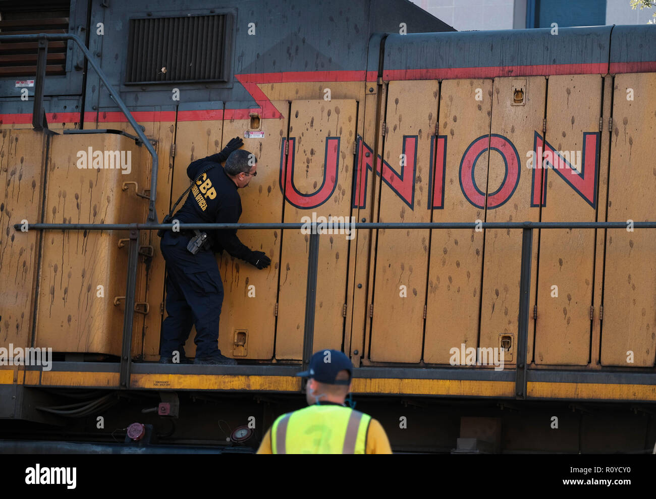 Nogales, Arizona, USA. Nov 7, 2018. L'agent des douanes des États-Unis inspecte un train de fret qui est le croisement de Nogales, Señora Mexique Nogales, Arizona. Crédit : Christopher Brown/ZUMA/Alamy Fil Live News Banque D'Images