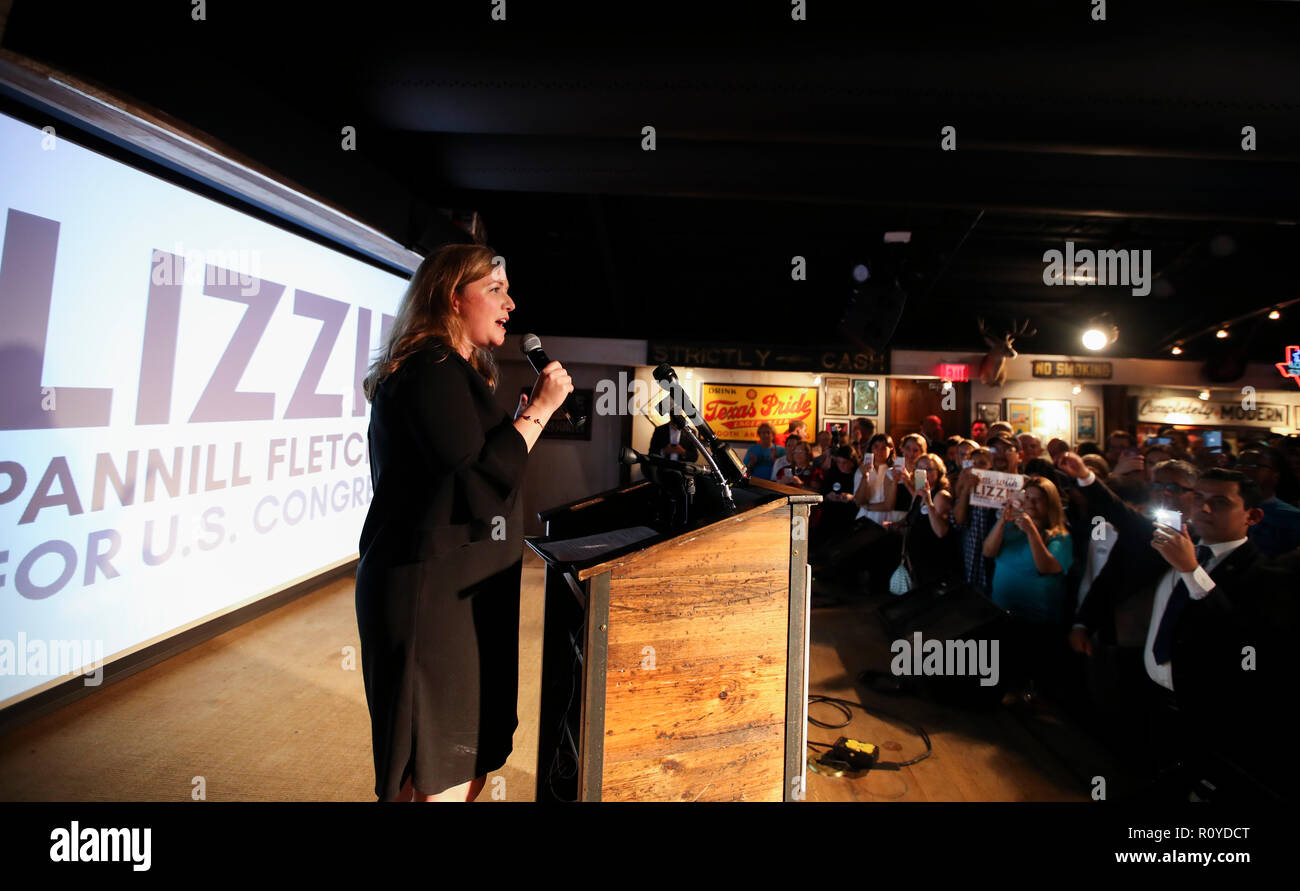 Houston, USA. Nov 6, 2018. Candidat démocrate Lizzie Fletcher prononce un discours après avoir remporté le 7e District du Texas à l'élection de son élection nuit partie à Houston, Texas, États-Unis, le 6 novembre 2018. Le désir des électeurs pour une représentation plus équilibrée dans le congrès a permis au Parti démocratique pour gagner deux sièges de la Chambre des représentants du Texas aux Etats-Unis les élections de mi-mandat, qui a eu lieu le mardi. Pour ALLER AVEC :-démocrates font des progrès symbolique au Texas que les électeurs s'attendent à ce que les modifications de droits : Wang Ying/Xinhua/Alamy Live News Banque D'Images