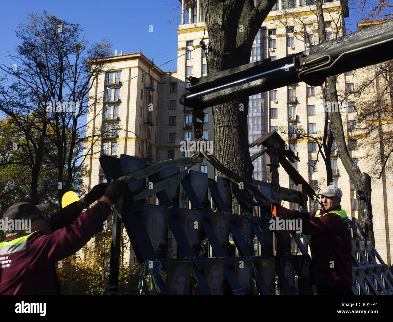 Kiev, Ukraine. Nov 7, 2018. Les agents municipaux sont vu le démantèlement du "Héros de l'Armée Céleste centaines' memorial sur Institutskaya Street à l'Euromaidan des militants qui ont été tués au cours des affrontements à Kiev.Le Bureau du Procureur général de l'Ukraine se prépare à mener une expérience d'enquête dans le cadre de l'enquête sur les meurtres de manifestants durant la révolution de la dignité en 2014. Crédit : Igor Golovniov SOPA/Images/ZUMA/Alamy Fil Live News Banque D'Images