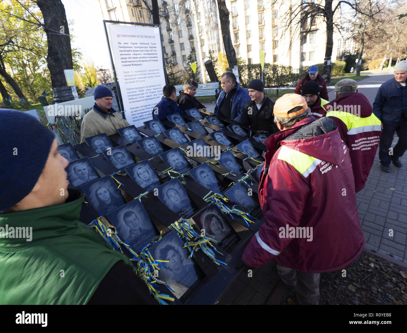 Kiev, Ukraine. Nov 7, 2018. Les agents municipaux sont vu le démantèlement du "Héros de l'Armée Céleste centaines' memorial sur Institutskaya Street à l'Euromaidan des militants qui ont été tués au cours des affrontements à Kiev.Le Bureau du Procureur général de l'Ukraine se prépare à mener une expérience d'enquête dans le cadre de l'enquête sur les meurtres de manifestants durant la révolution de la dignité en 2014. Crédit : Igor Golovniov SOPA/Images/ZUMA/Alamy Fil Live News Banque D'Images