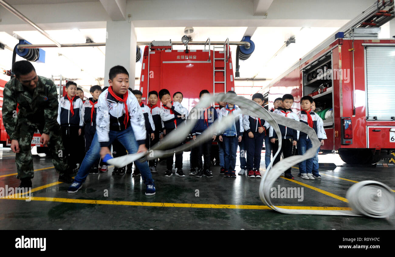 (181108) -- SUZHOU, 8 novembre 2018 (Xinhua) -- un étudiant pratiques à l'aide d'un boyau d'incendie dans l'est de Suzhou, Province de Jiangsu en Chine, le 8 novembre 2018. Des campagnes de sensibilisation à la sécurité incendie ont été tenues dans l'ensemble de la Chine à l'approche de la Journée nationale de prévention des incendies le 9 novembre. (Xinhua/Accrocher South) (LMM) Banque D'Images
