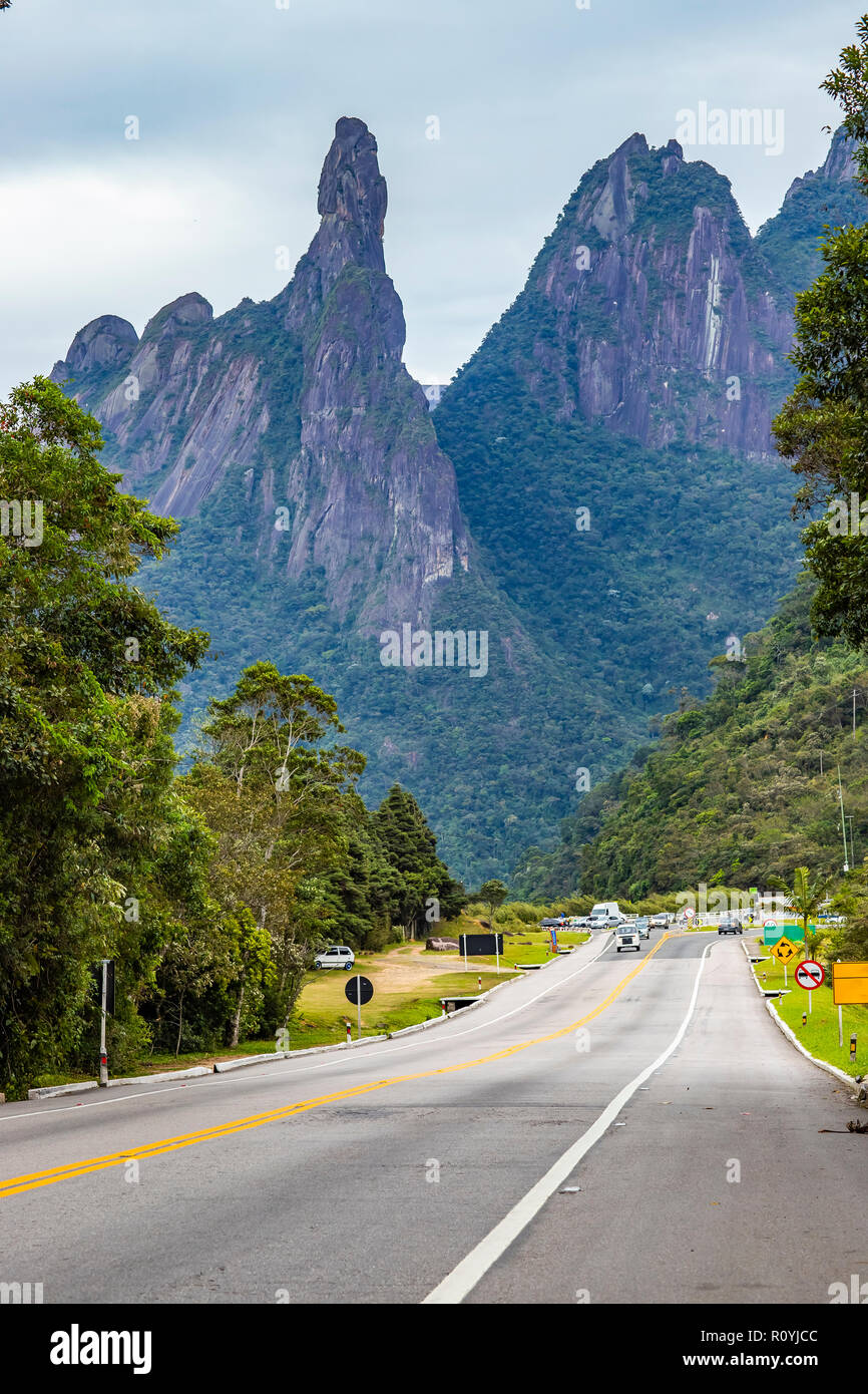 Montagnes exotiques, merveilleuses montagnes. Montagne du doigt de Dieu. ville de Teresópolis, Etat de Rio de Janeiro, Brésil, Amérique du Sud. Banque D'Images