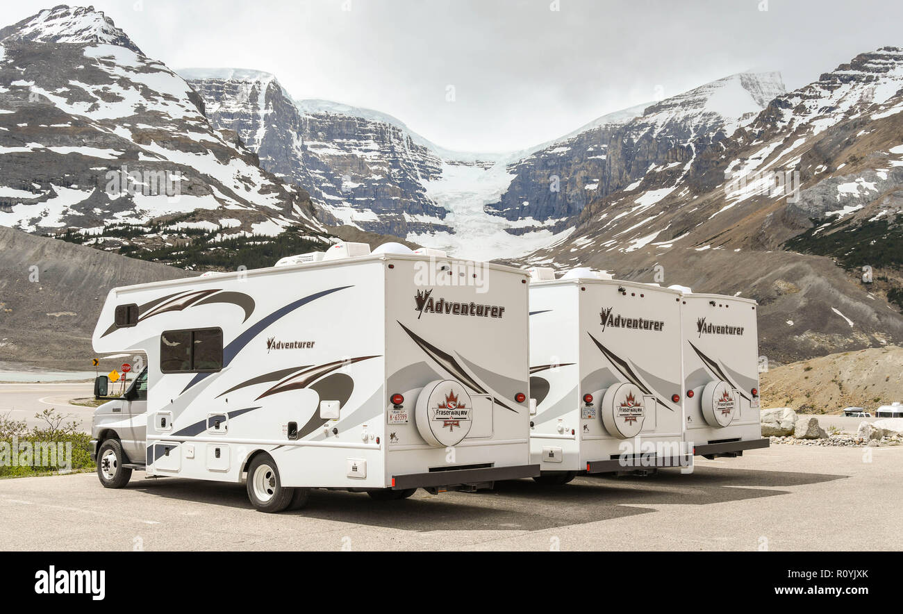 COLUMBIA ICEFIELD, ALBERTA, CANADA - Juin 2018 : Ligne de camping-cars garés sur le Columbia Icefield Centre d'accueil en Alberta, Canada. Banque D'Images