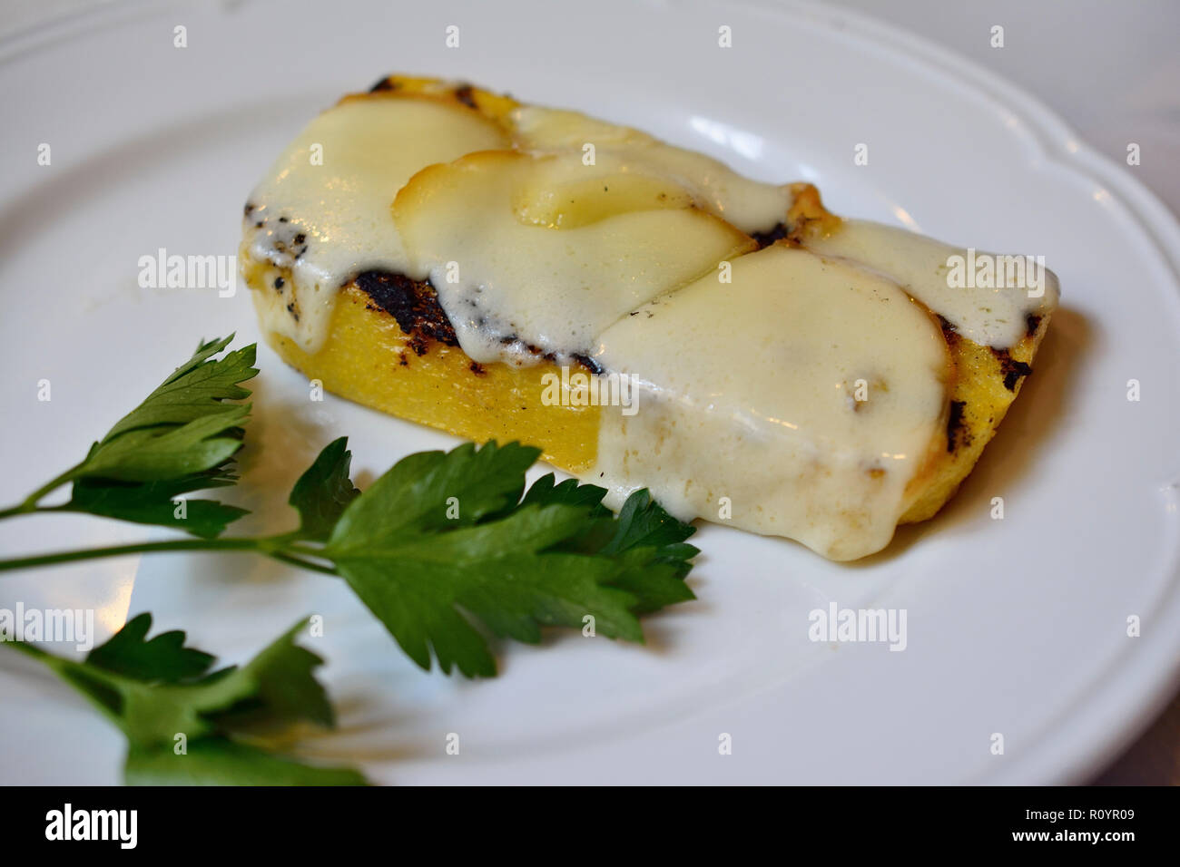 La cuisine traditionnelle italienne. La polenta est un plat de semoule. Il peut être servi comme un porridge chaud, ou il peut être mis à refroidir et se solidifier en Banque D'Images