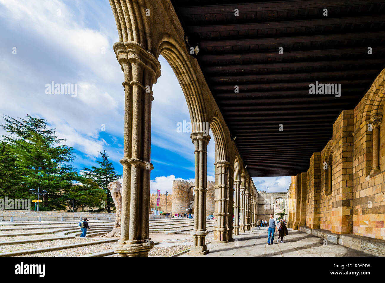 Galerie à arcades, façade sud, Basilica de San Vicente, l'architecture romane, l'architecture romane, Avila, sud, portal, Castilla y Leon, Banque D'Images