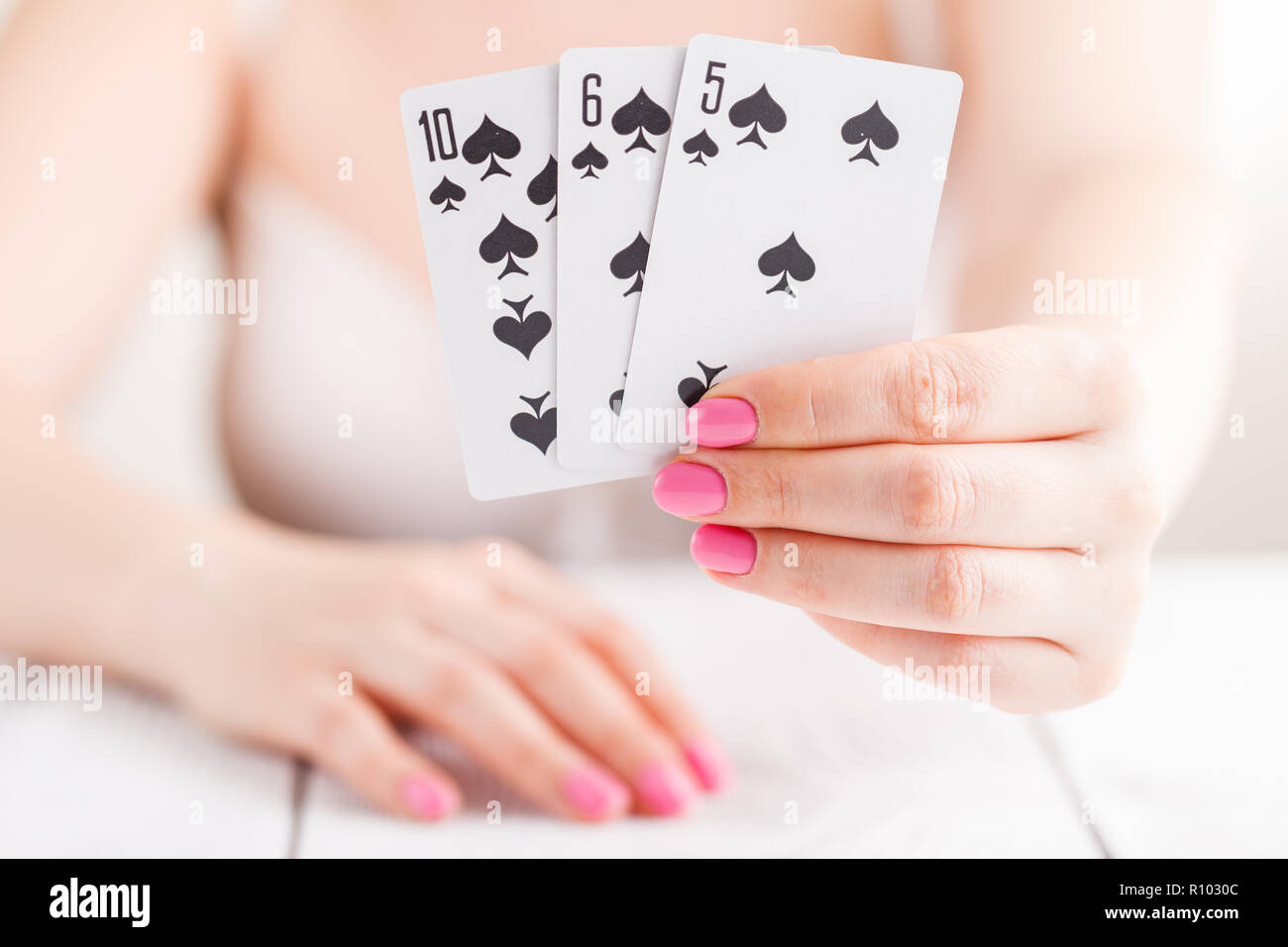 Carte de Black Jack jeu de cartes à jouer dans les mains des femmes Banque D'Images