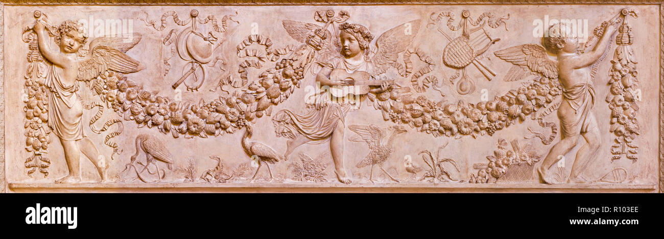 REGGIO EMILIA, ITALIE - 14 avril 2018 : Le relief d'anges dans le paradis symbolique à l'église Chiesa di San Francesco par artiste inconnu. Banque D'Images