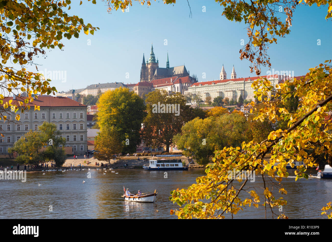 Prague - Le Château et la Cathédrale avec la rivière Vltava et du feuillages d'automne. Banque D'Images
