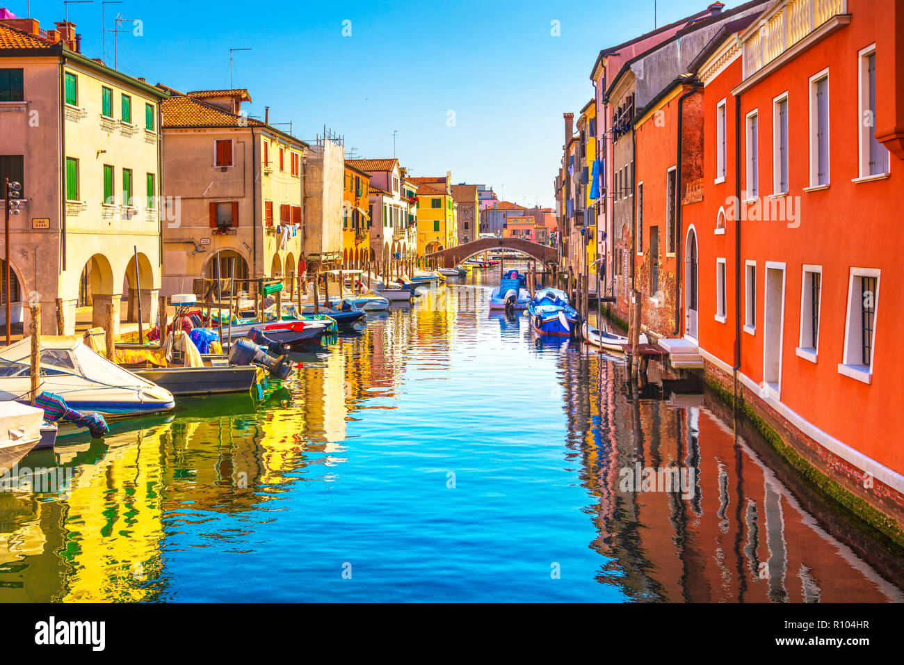 Dans la ville de Chioggia, lagune de Venise, de l'eau canal et l'église. Vénétie, Italie, Europe Banque D'Images