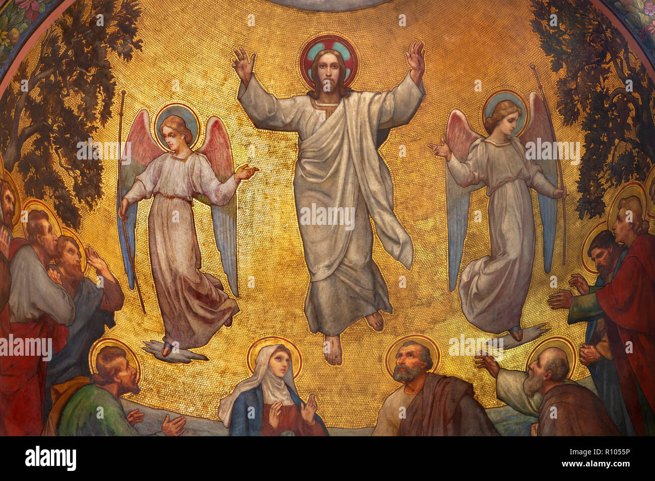 PRAGUE, RÉPUBLIQUE TCHÈQUE - le 13 octobre 2018 : la fresque de l'Ascension de Jésus dans l'abside de l'église côté kostel Svatého Václava par S. G. Rudl (1900). Banque D'Images