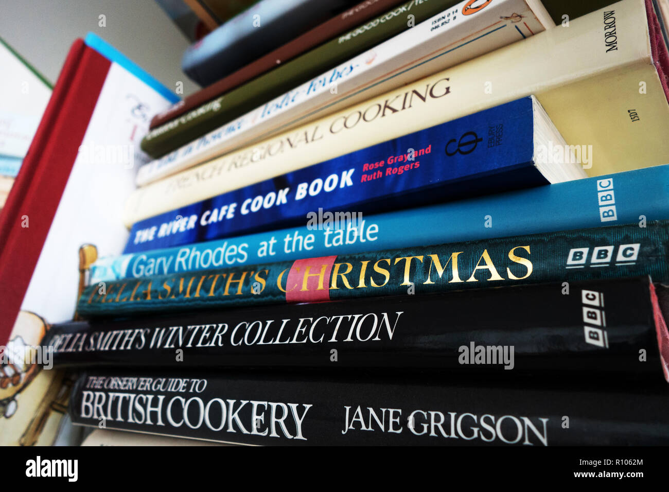 Sélection de livres de cuisine sur une étagère montrant libre de titres de livres Banque D'Images