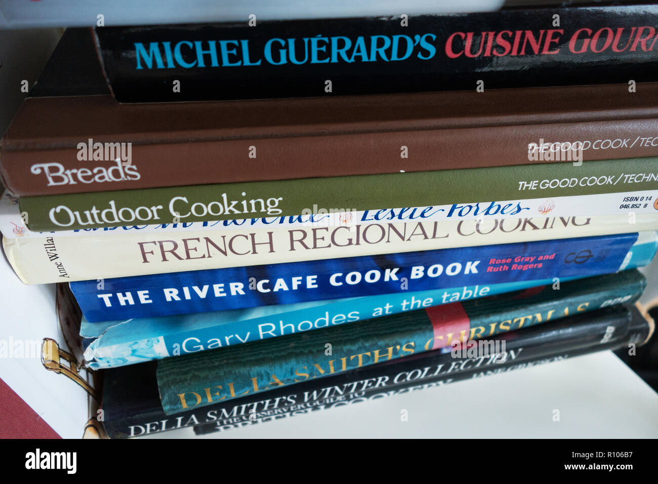 Sélection de livres de cuisine sur une étagère montrant libre de titres de livres Banque D'Images