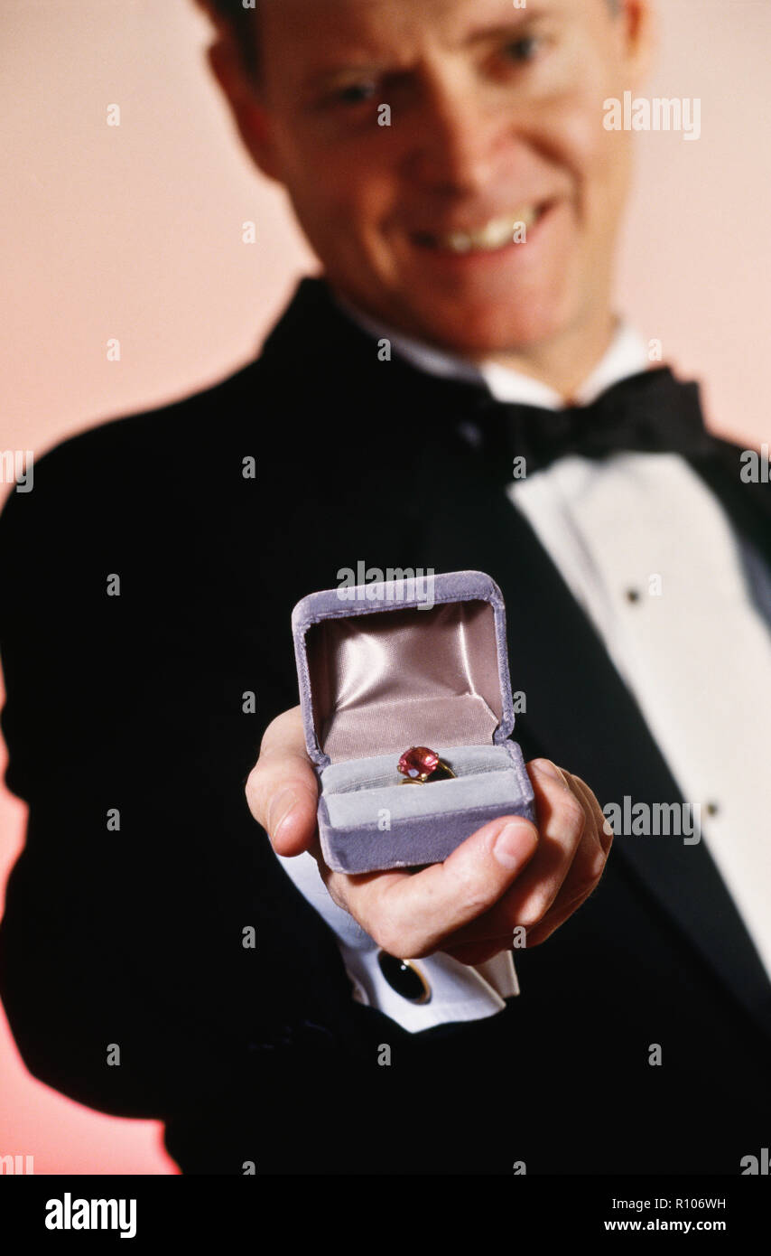 L'homme à un Tux offrant un anneau , USA Banque D'Images