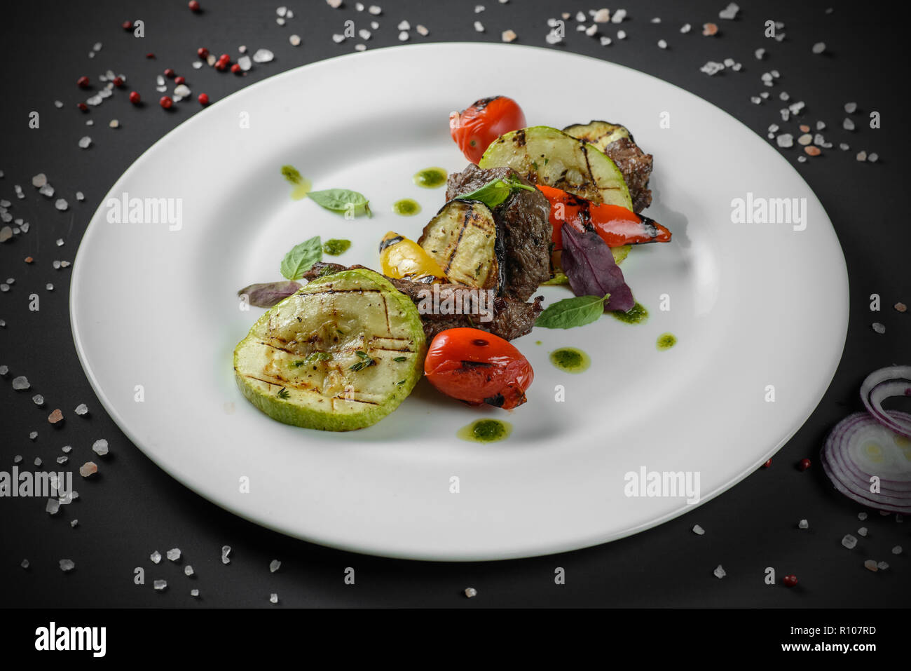 Légumes grillés avec de la viande décoré sur fond sombre Banque D'Images