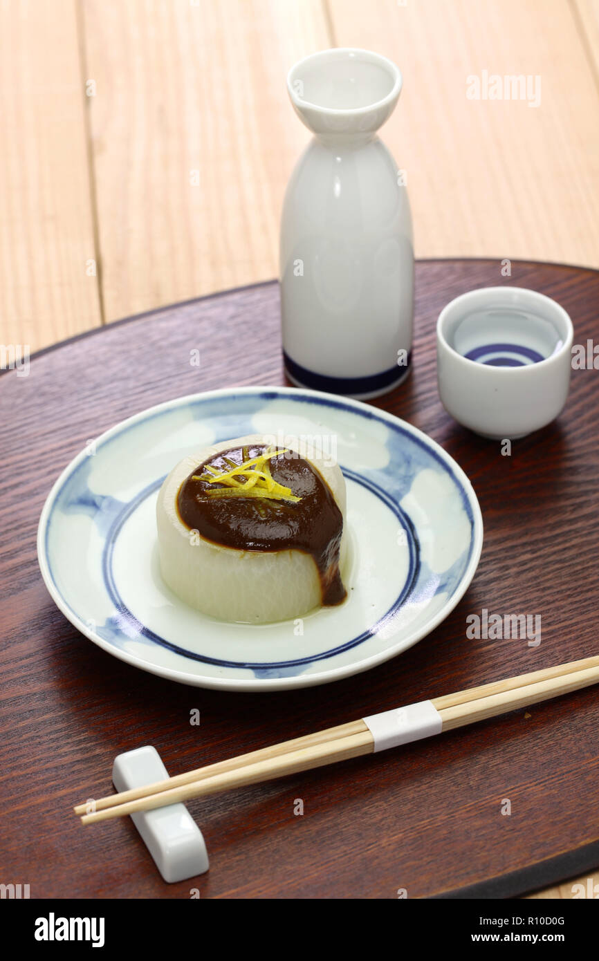 Furofuki daikon mitonnées, radis japonais servi avec sauce miso, cuisine végétarienne Banque D'Images