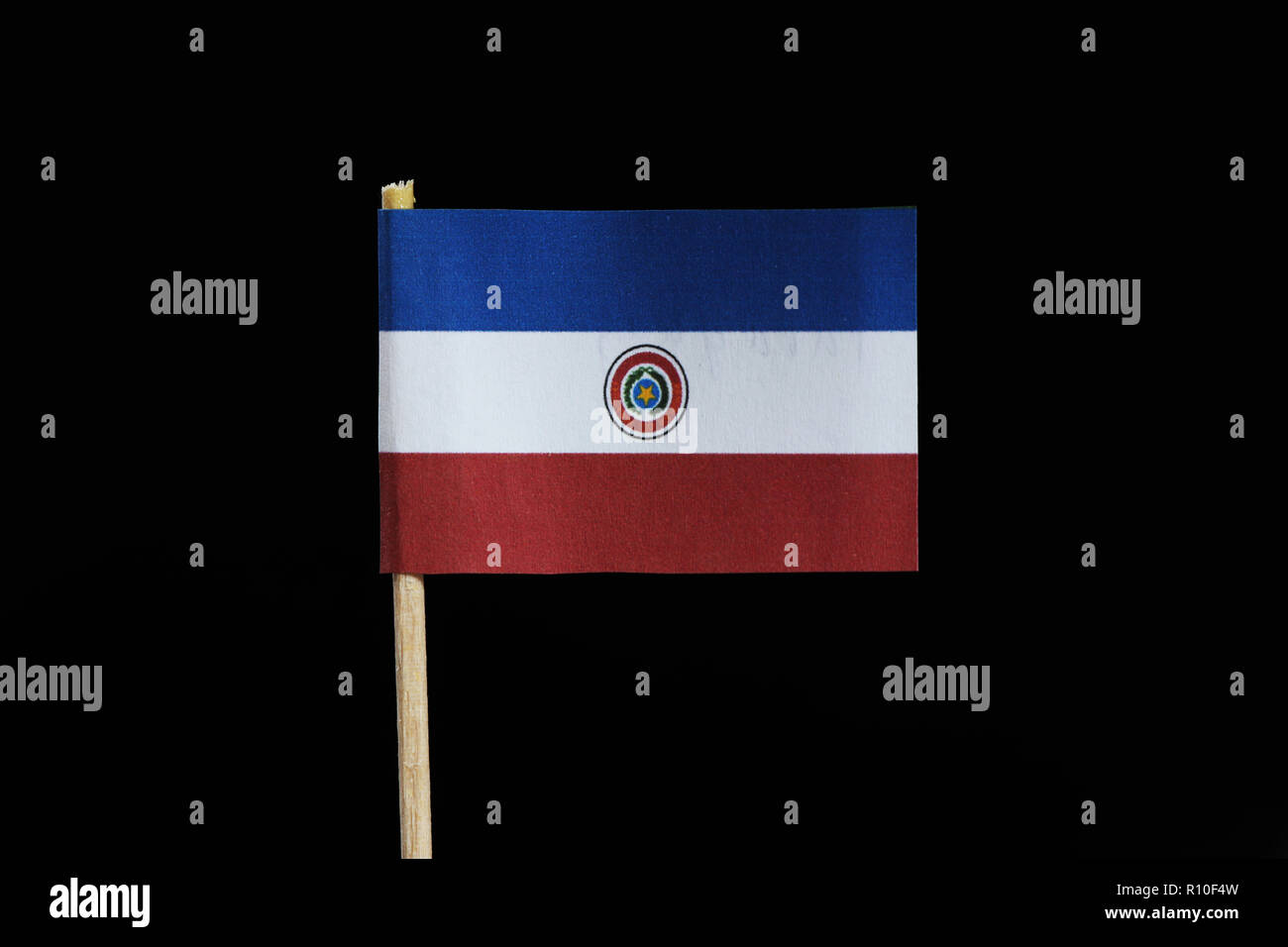 Un drapeau national du Paraguay le cure-dent sur fond noir. Un trait  horizontal de triband, rouge, blanc et bleu dégradé sur l'avers avec la  couche de lien Photo Stock - Alamy