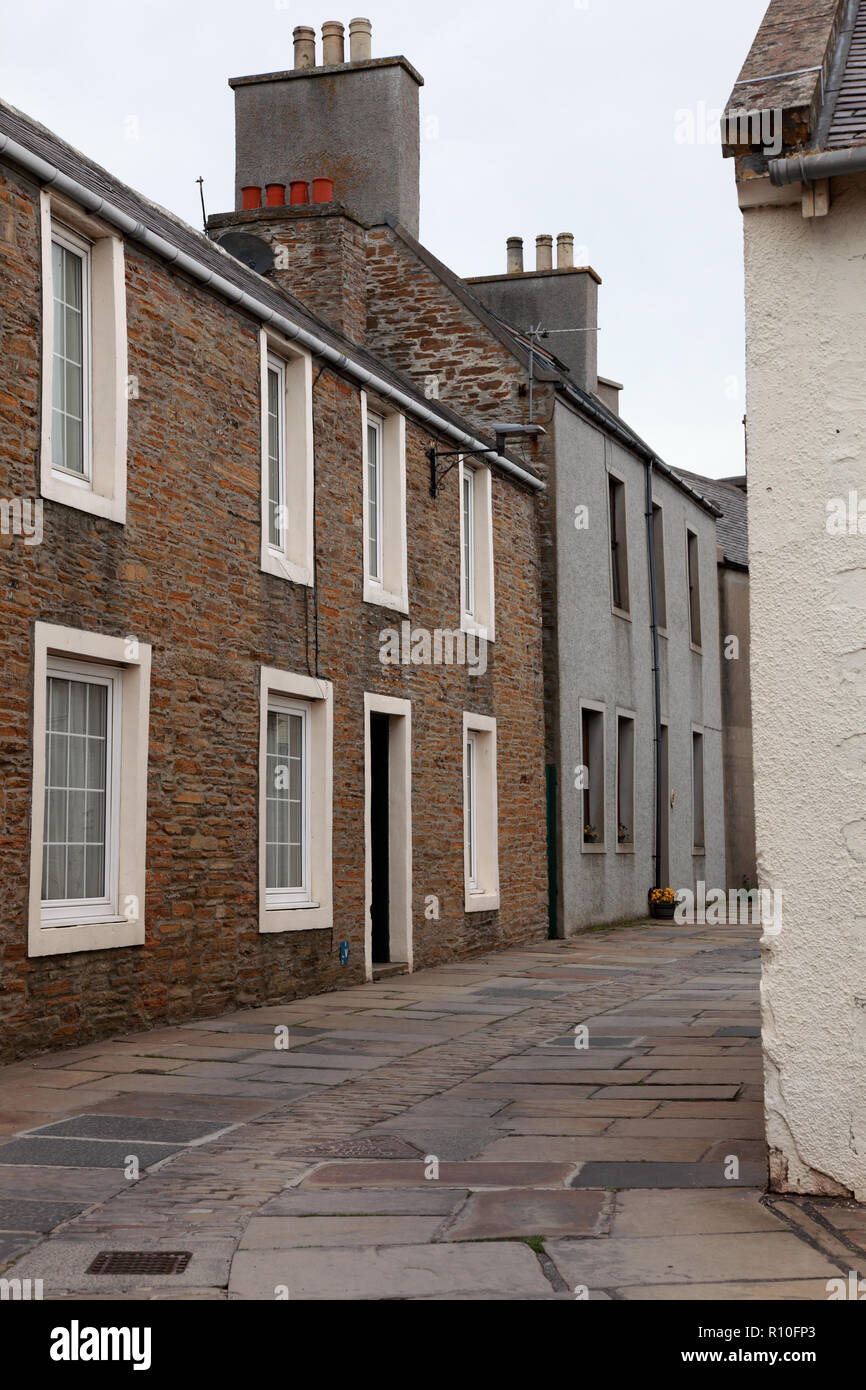Alfred Street à Stromness, Orkney avec de vieux pavés dans une carrière d'Orphir et de galets pierres dans le centre de la rue. Banque D'Images Alfred Street à Stromness, Orkney avec de vieux pavés dans une carrière d'Orphir et de galets pierres dans le centre de la rue. Banque D'Images
