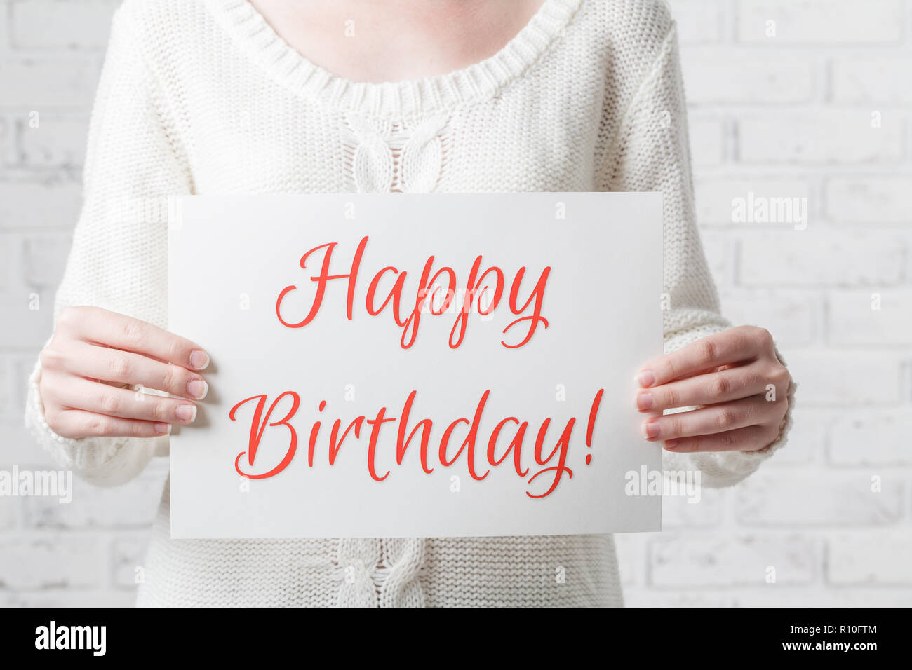 Femme Avec Un Signe Dans Ses Mains Avec Les Mots Joyeux Anniversaire Photo Stock Alamy Femme Avec Un Signe Dans Ses Mains Avec Les Mots Joyeux Anniversaire Photo Stock Alamy
