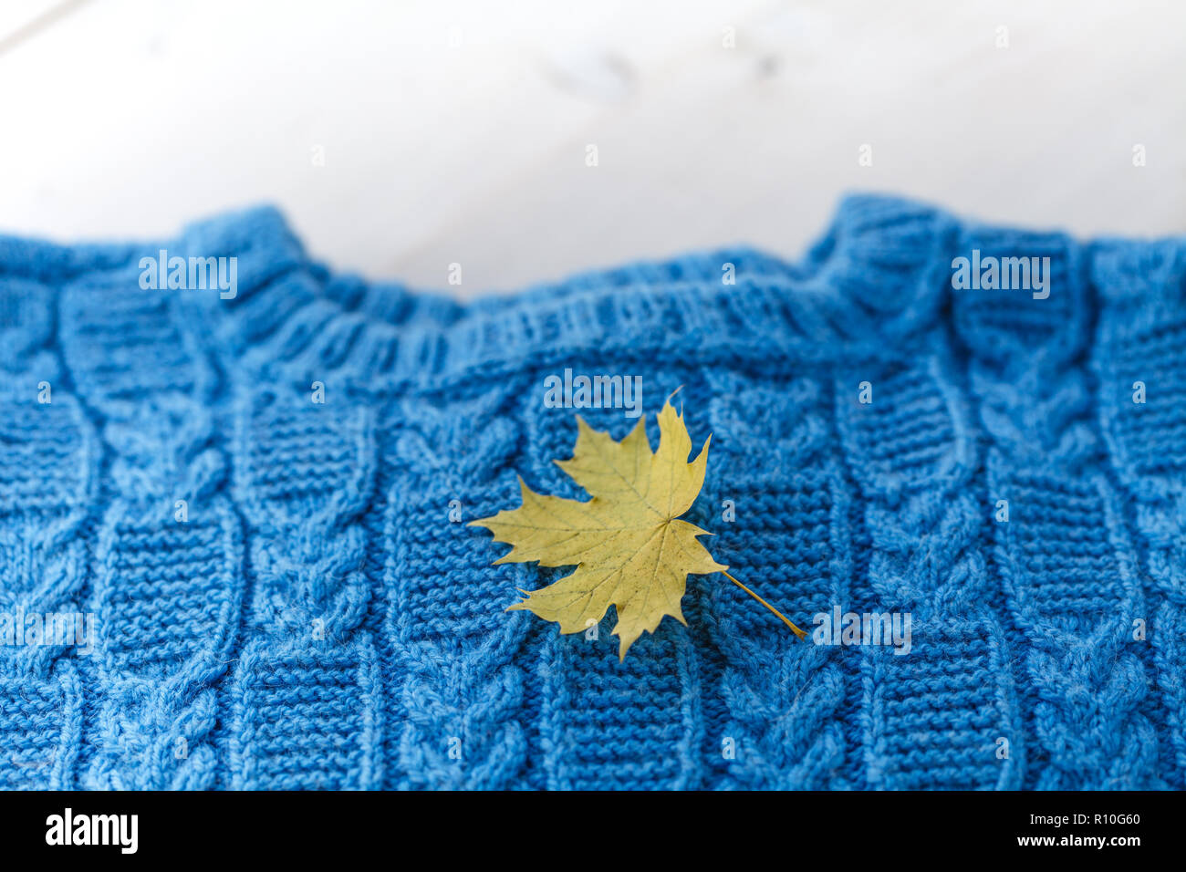 En mode pull fait main (chandail) pour le bébé (garçon ou fille) avec des  boules de laine et des aiguilles à tricoter Photo Stock - Alamy