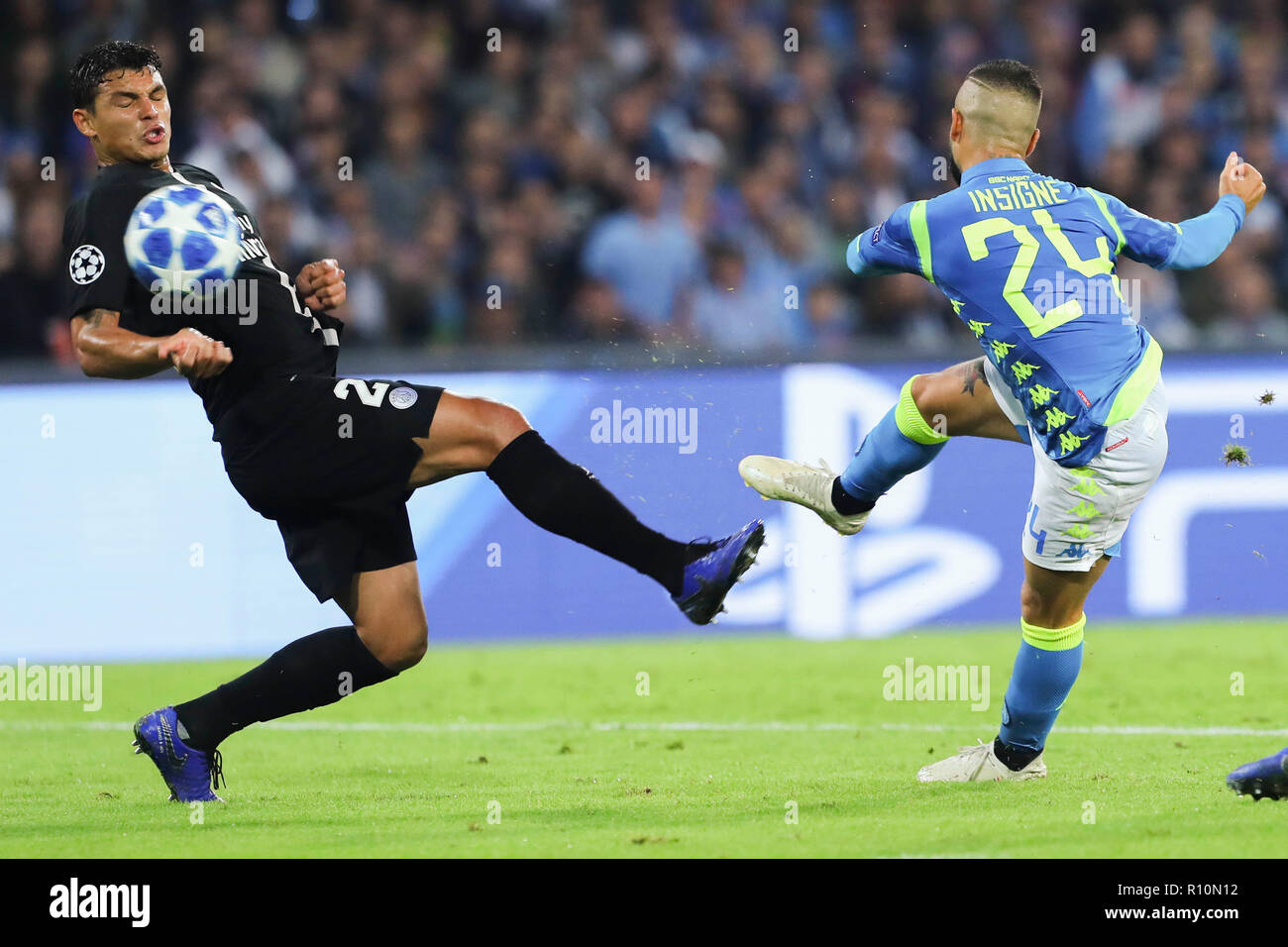 Naples, Italie. 08Th Nov, 2018. Naples, Campanie, Italie, 2020-10-06, l'UEFA Champions league SSC Napoli - Paris Saint Germain en images photos Lorenzo Insigne et contras Thiago Silva defender Crédit : Fabio Sasso PSG/Pacific Press/Alamy Live News Banque D'Images