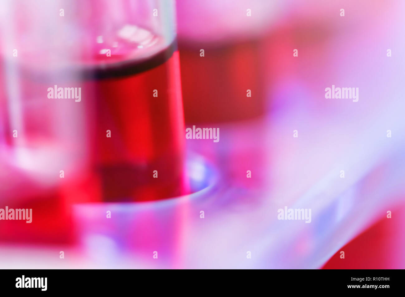 Tubes à essai Close up disposés en laboratoire médical. Soins médicaux l'immunité de l'analyse des virus Concept. Banque D'Images