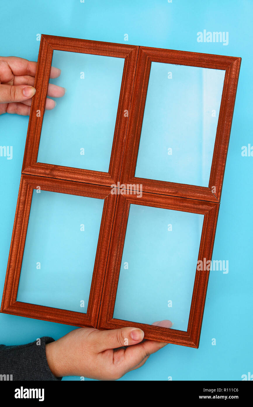 Diy Comment Faire Une Fenetre Avec Les Modeles D Hiver Glacial De Cadres Photo Et Le Sulfate De Magnesium En Poudre Maison De Vacances D Hiver Pour La Decoration De Noel Guide Photo Stock