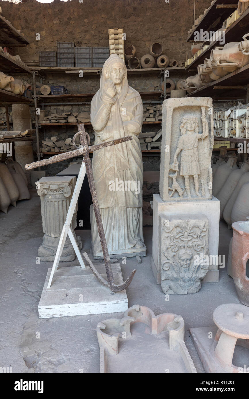 Navires, pots et une variété d'objets d'éruption du Vésuve à Pompéi ont été excavés et catalogué .Pompei, Italie Banque D'Images