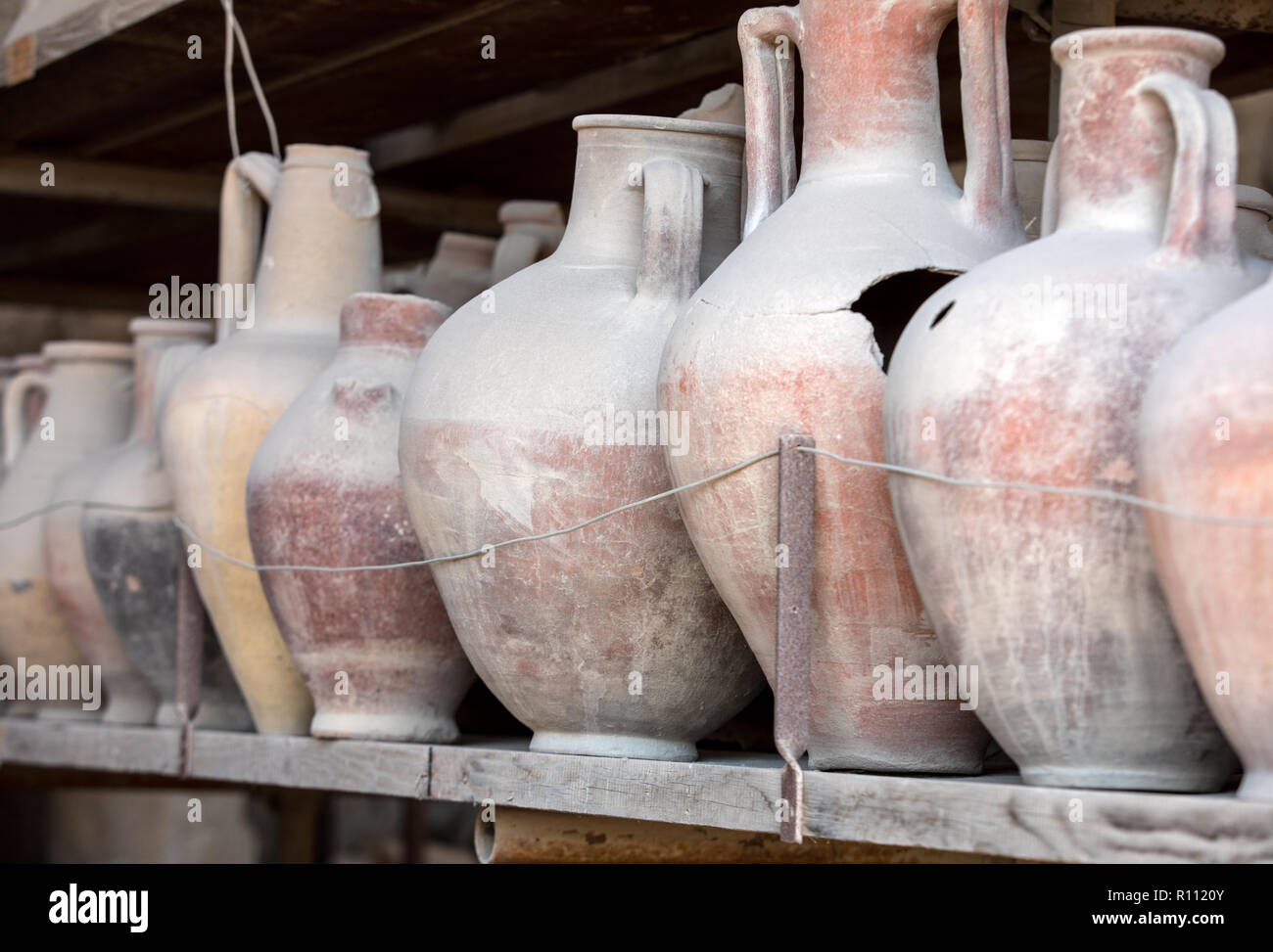 Navires, pots et une variété d'objets d'éruption du Vésuve à Pompéi ont été excavés et catalogué .Pompei, Italie Banque D'Images