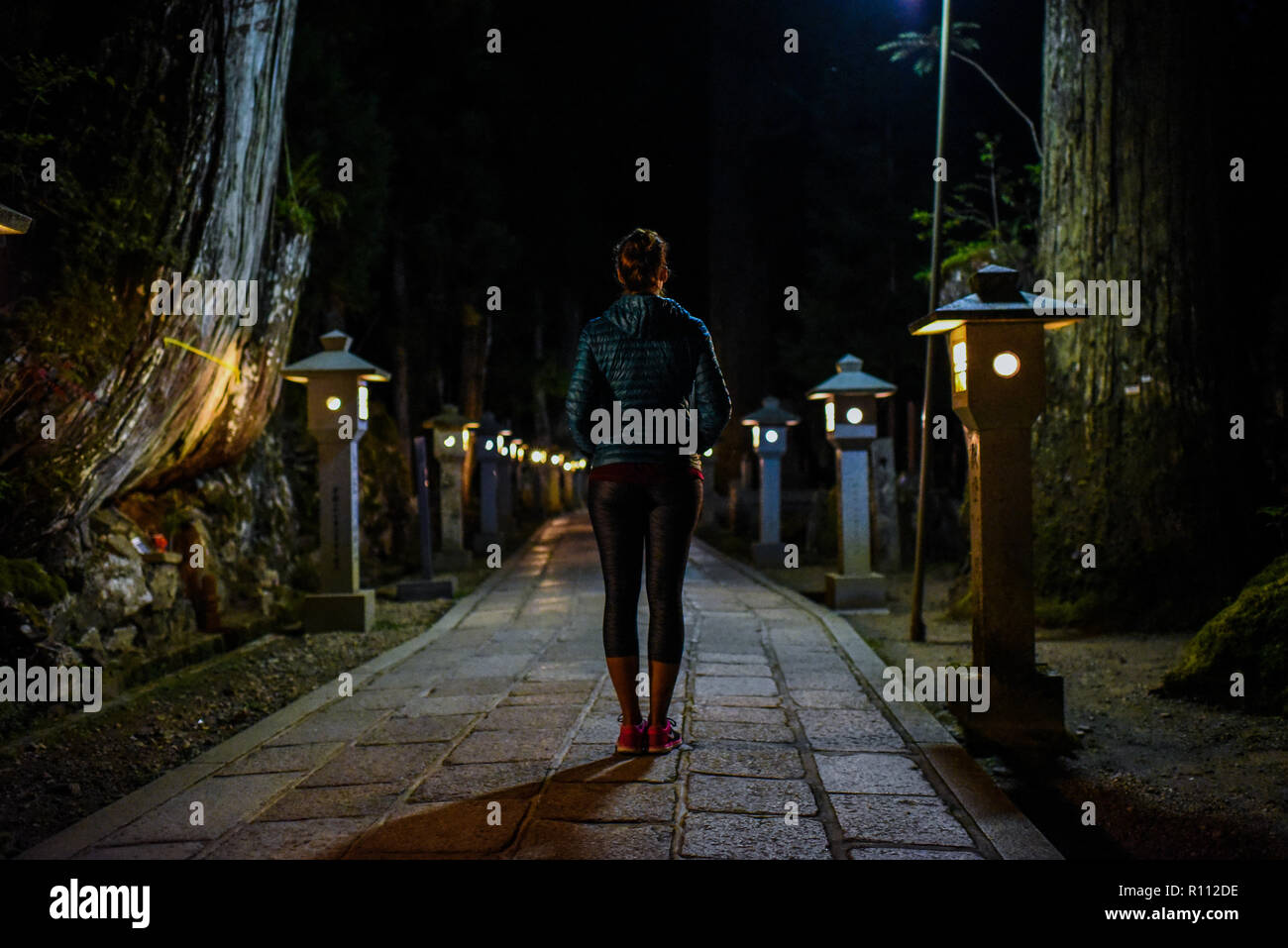 Okunoin, cimetière les plus populaires au Japon, situé dans la région de Koyasan ou le Mont Koya. Banque D'Images