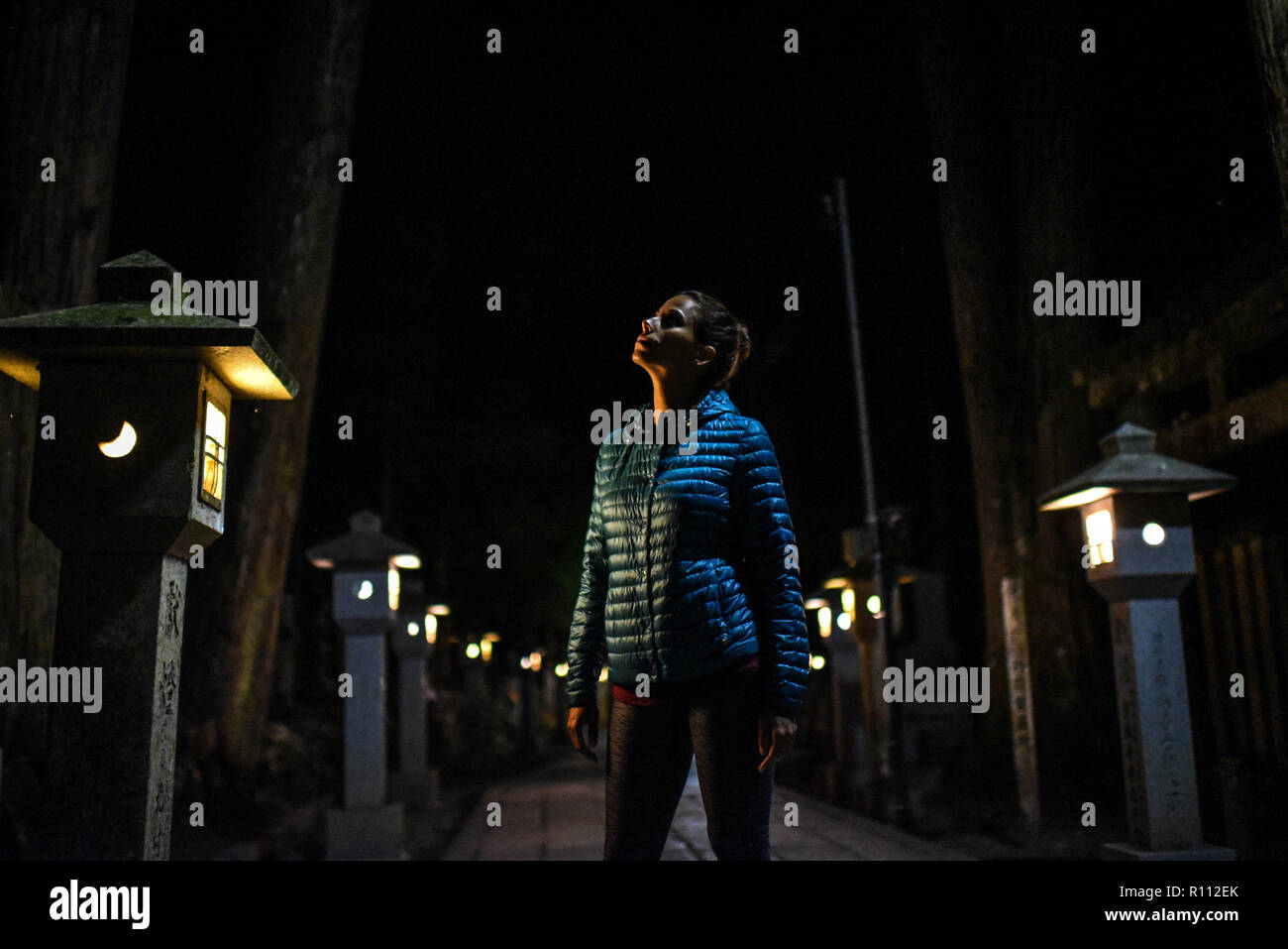 Okunoin, cimetière les plus populaires au Japon, situé dans la région de Koyasan ou le Mont Koya. Banque D'Images