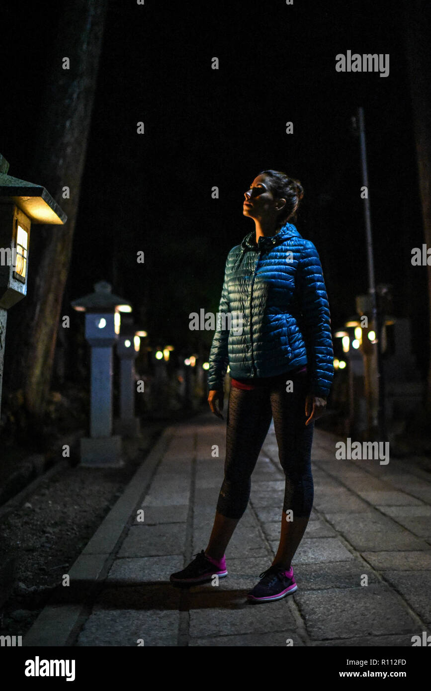Okunoin, cimetière les plus populaires au Japon, situé dans la région de Koyasan ou le Mont Koya. Banque D'Images