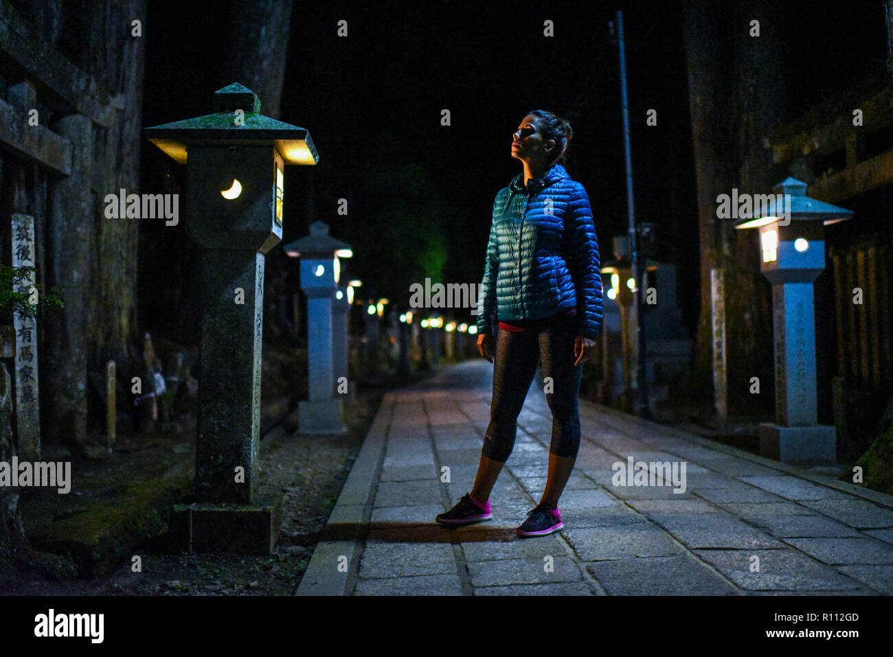 Okunoin, cimetière les plus populaires au Japon, situé dans la région de Koyasan ou le Mont Koya. Banque D'Images
