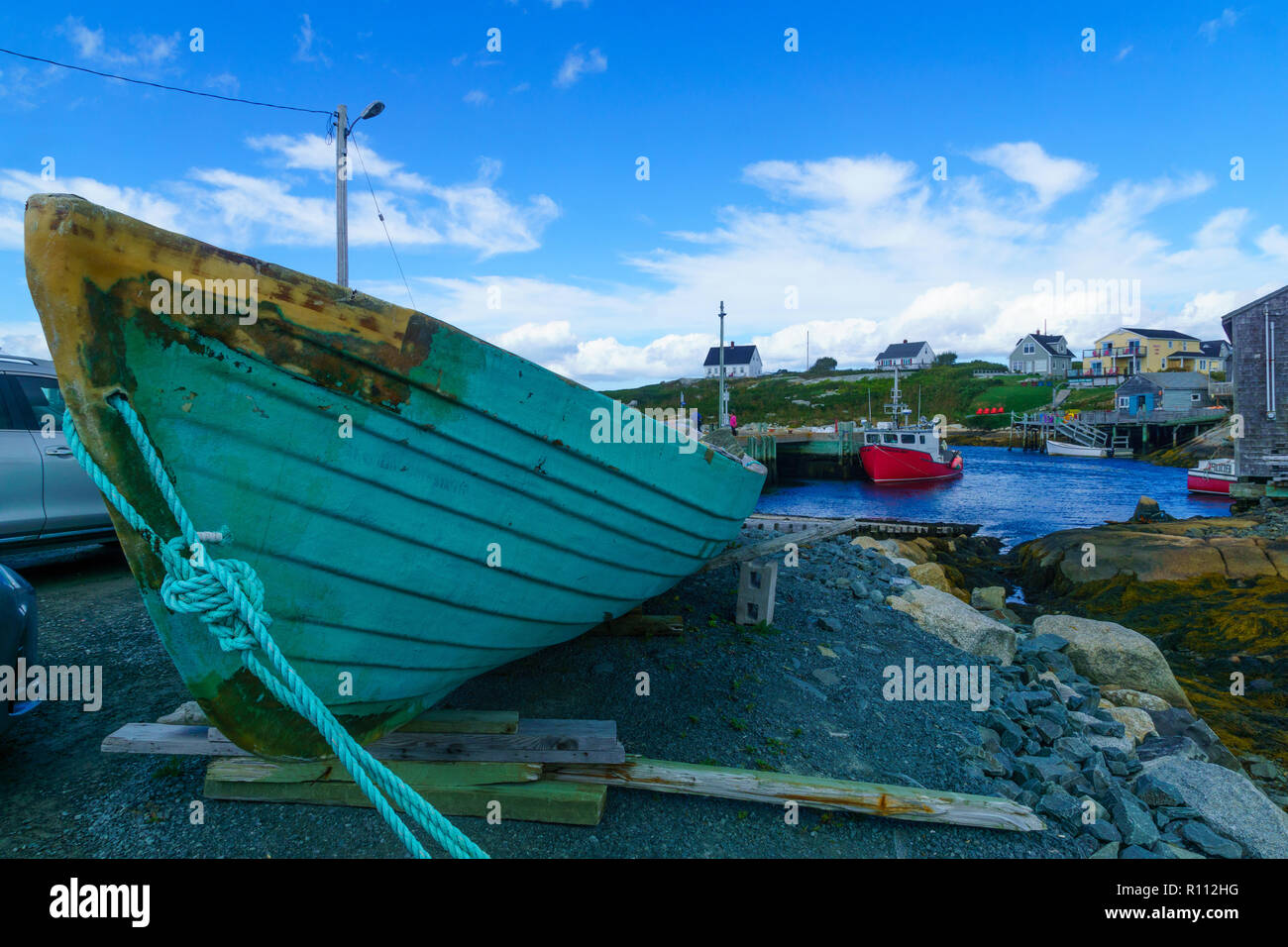 Peggy's Cove, Canada - 22 septembre 2018 : Scène du village de pêcheurs, avec des maisons en bois, des bateaux et des touristes, à Peggy's Cove, en Nouvelle-Écosse, Canada Banque D'Images